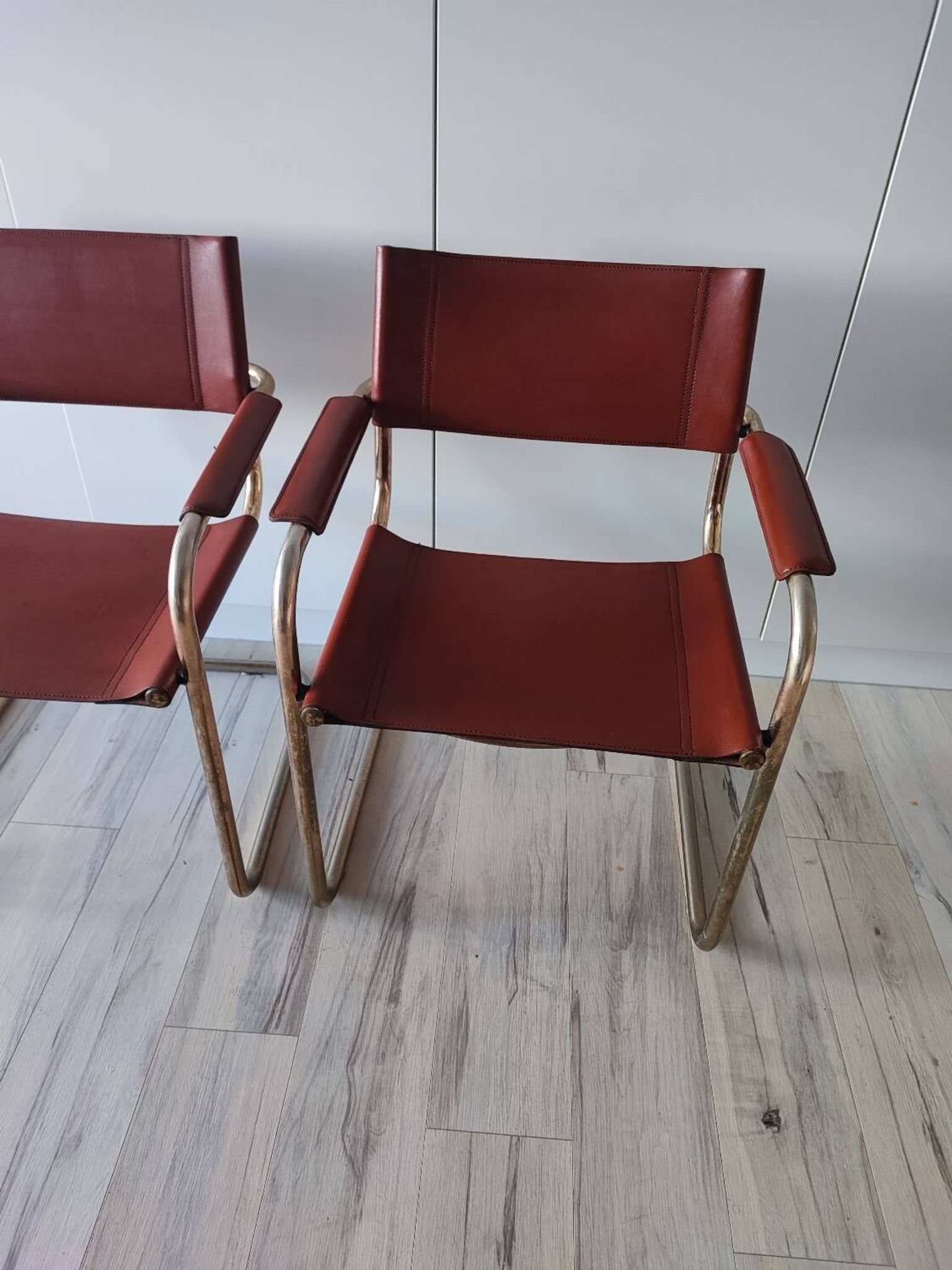 Chaises fauteuils B34 cuir cognac et dorure