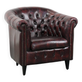 Fauteuil club Chesterfield en cuir de vache dans un style anglais classique.