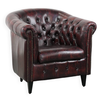Chesterfield club armchair in cowhide leather in a classic English style.