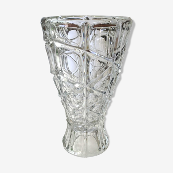 Vase design vintage en cristal. motifs à facettes, croisillons. col évasé