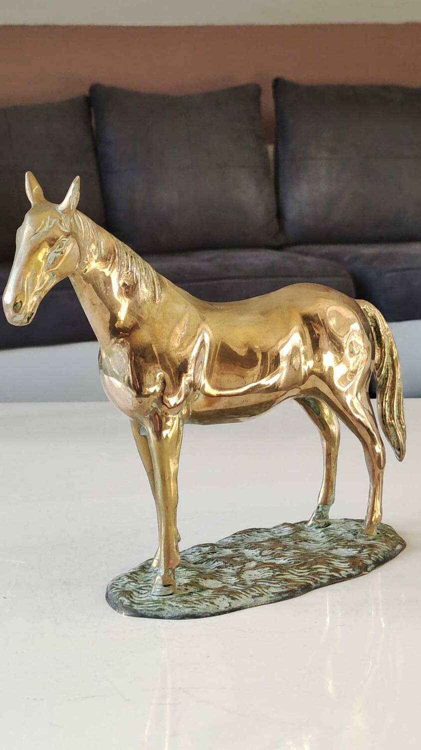 Large vintage sculpture Horse at rest, in solid brass. 22 x 30 cm