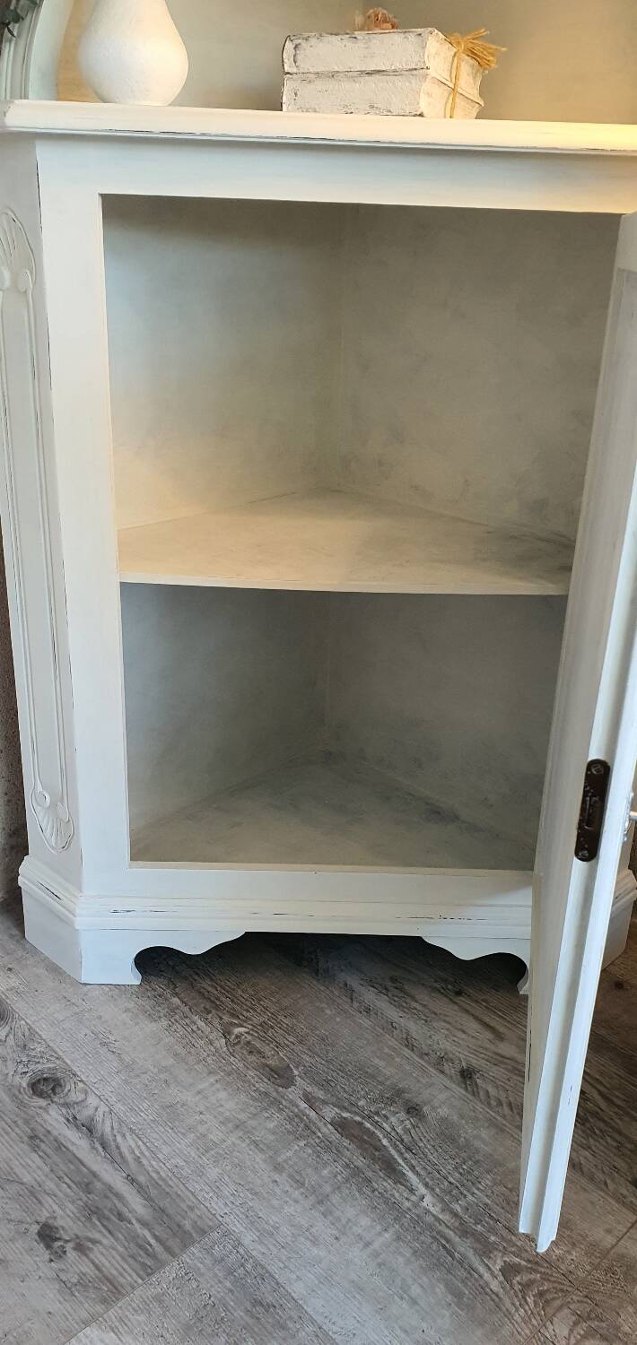 Corner unit with worn effect