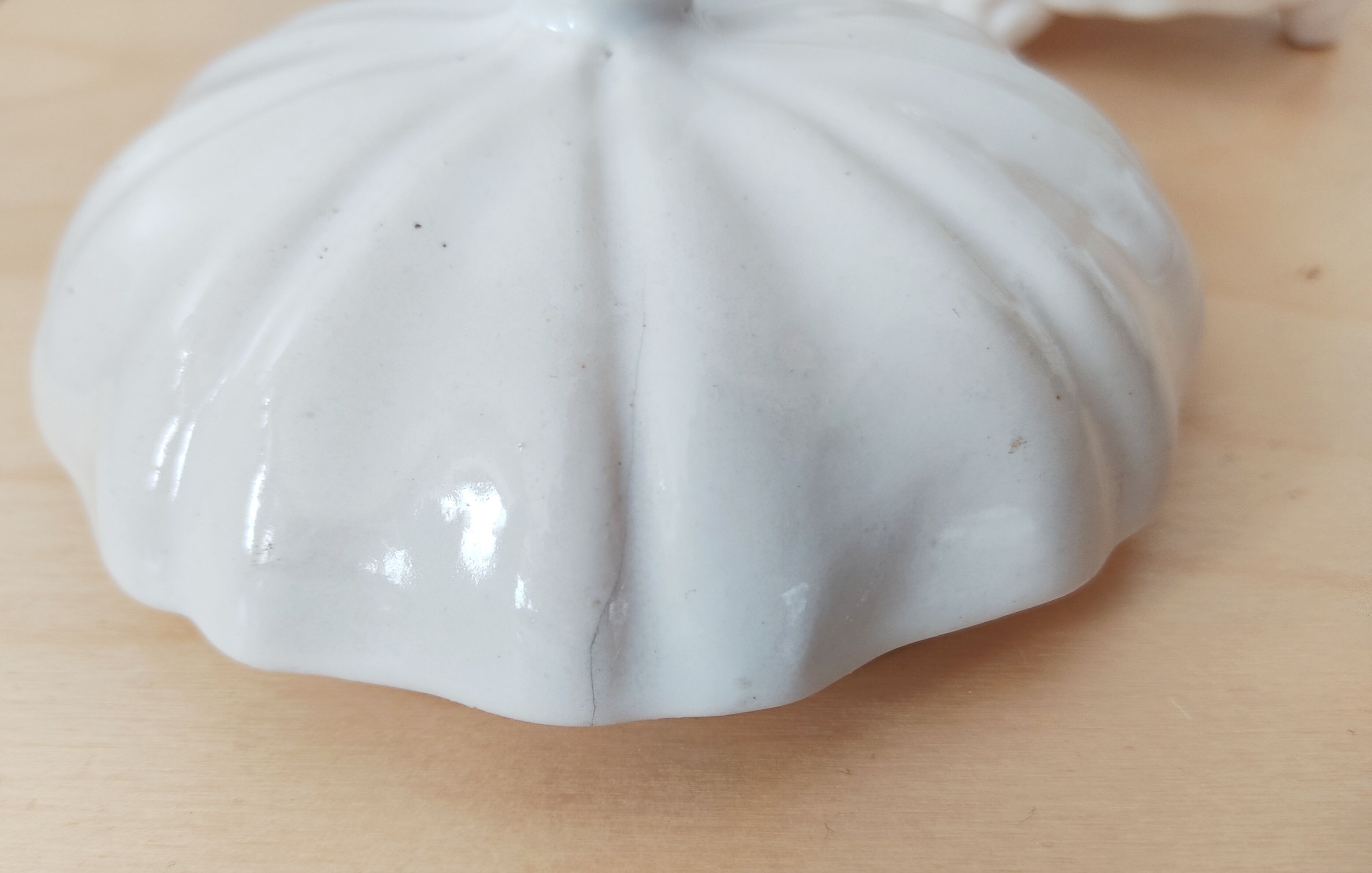 Delft ribbed earthenware box