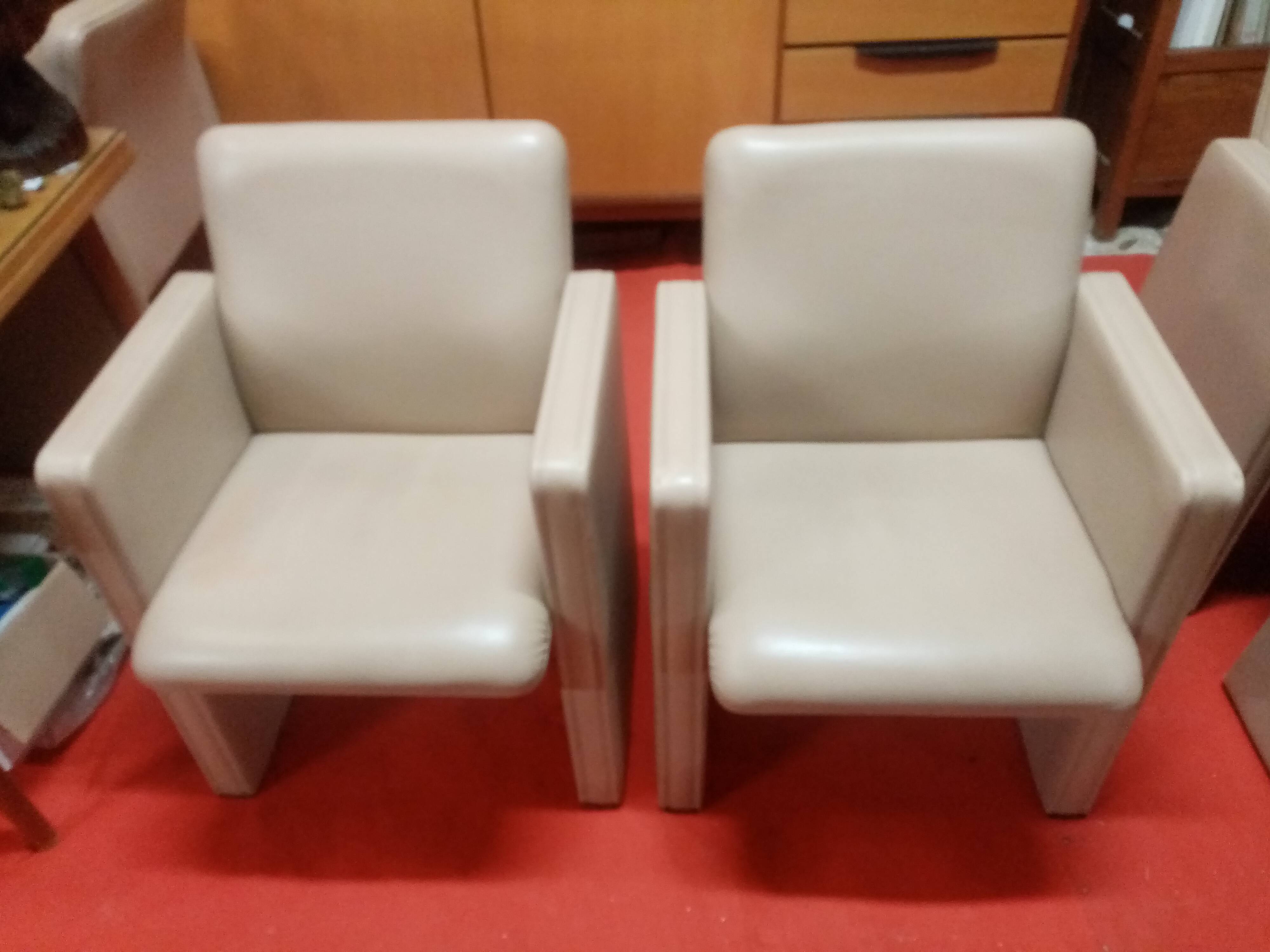 SUPERB PAIR OF POLTRONA FRAU LEATHER ARMCHAIRS MODEL THF CREAM COLOR