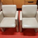 SUPERB PAIR OF POLTRONA FRAU LEATHER ARMCHAIRS MODEL THF CREAM COLOR