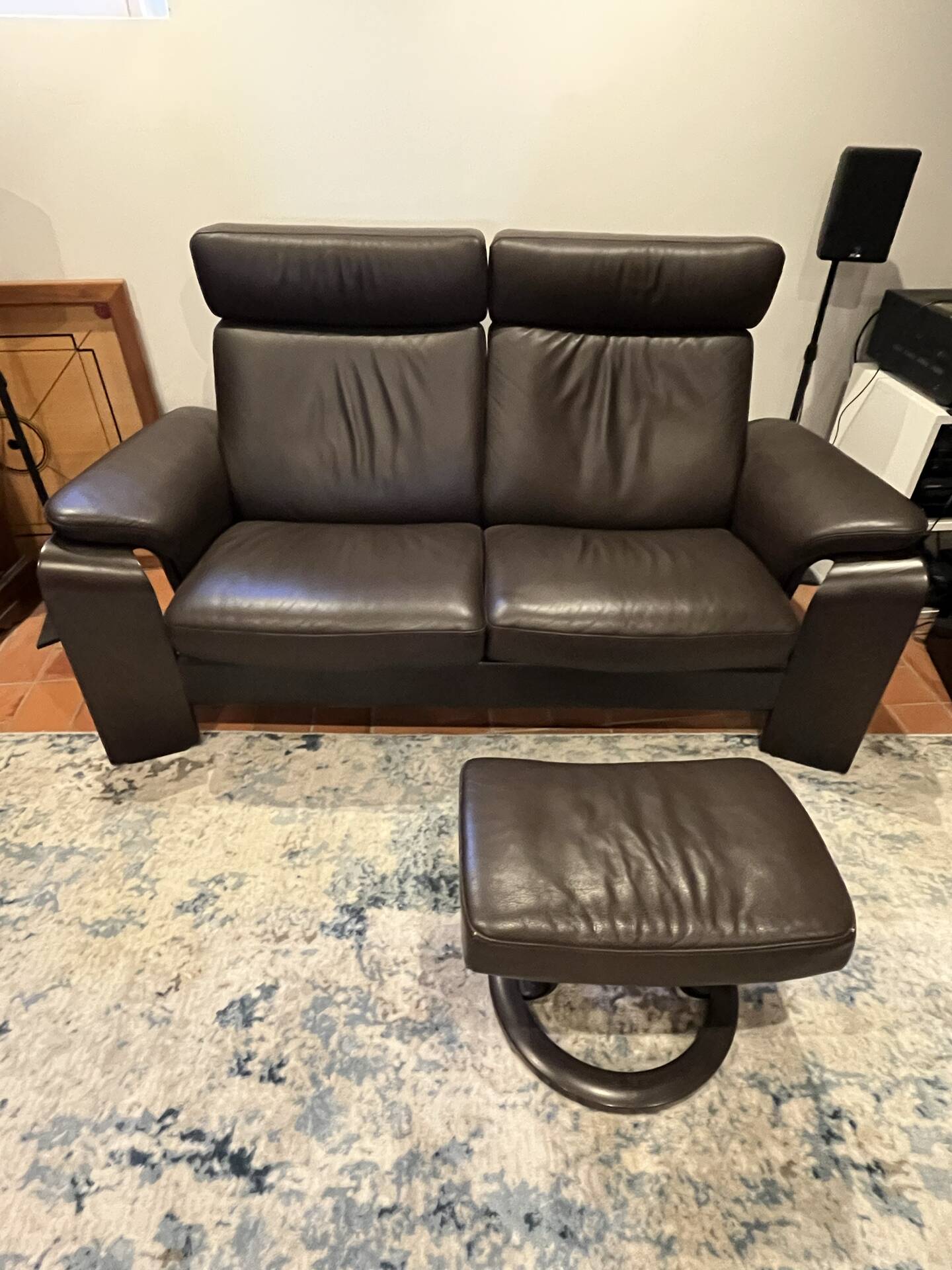 2-seater Stressless sofa with its footrest.