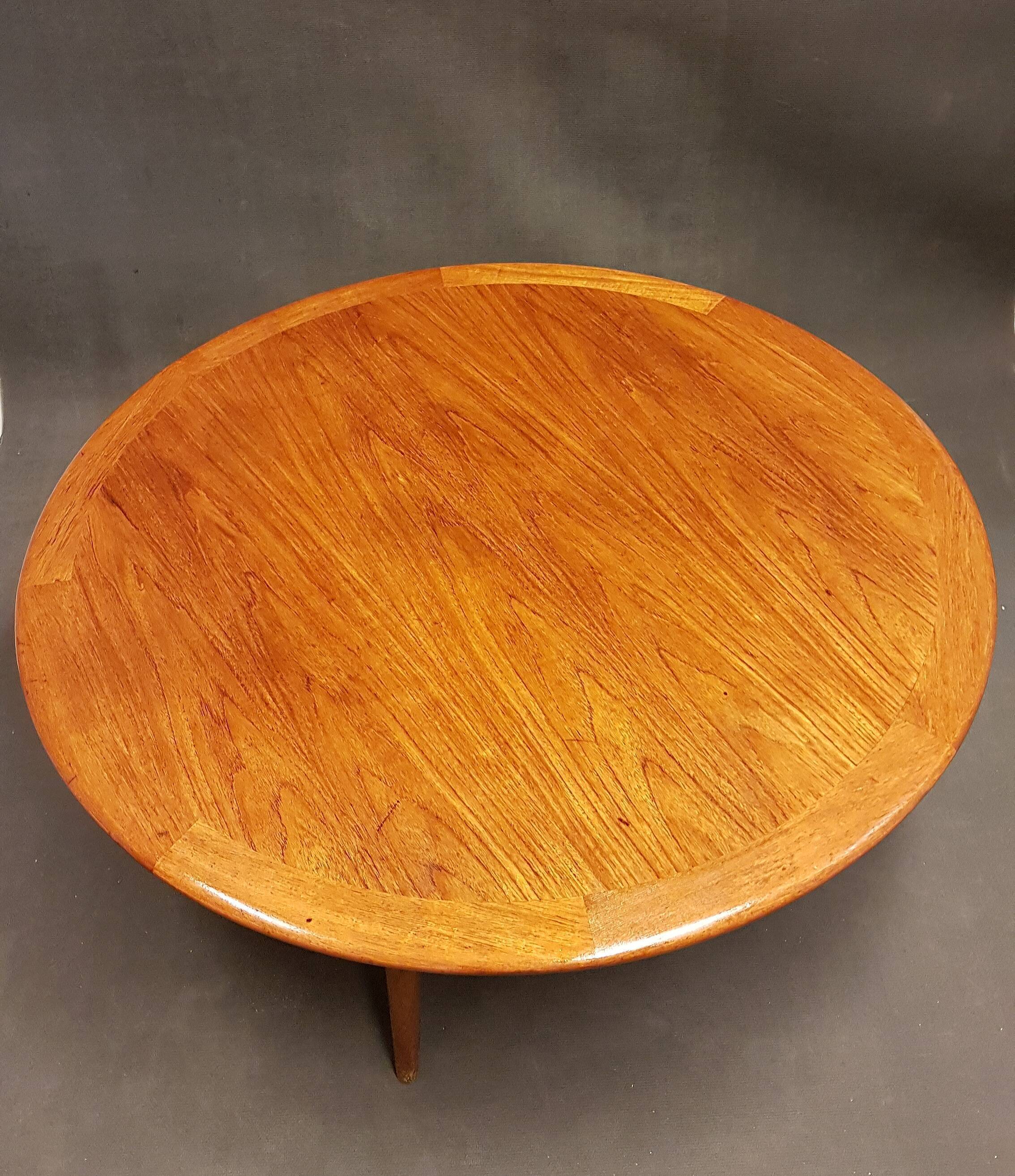 Round oak coffee table from H. Pander & Zn, the Netherlands 1950