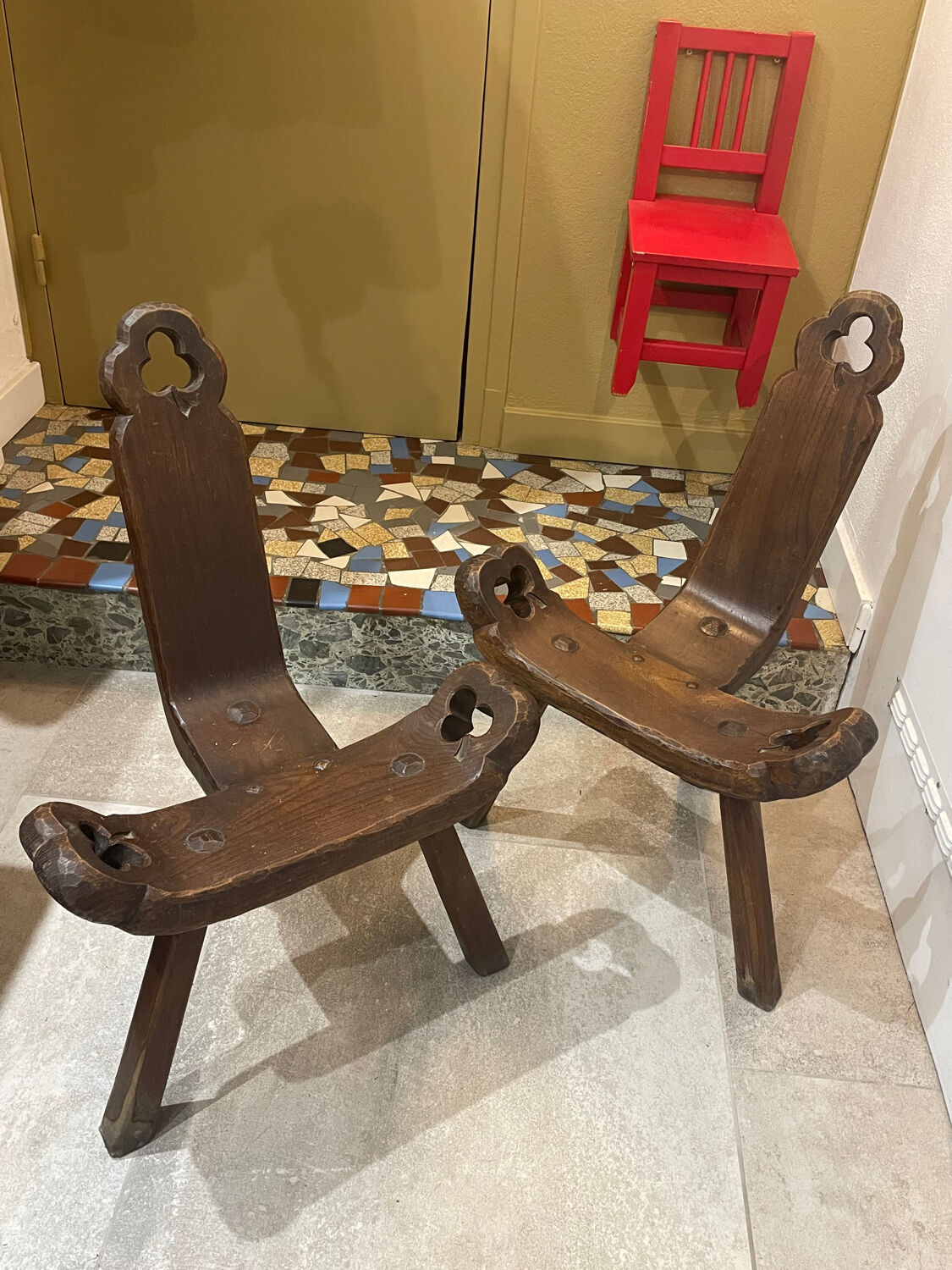 Set of 2 brutalist wooden tripod chairs – Spain 1970s