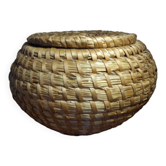 Round basket with wicker lid