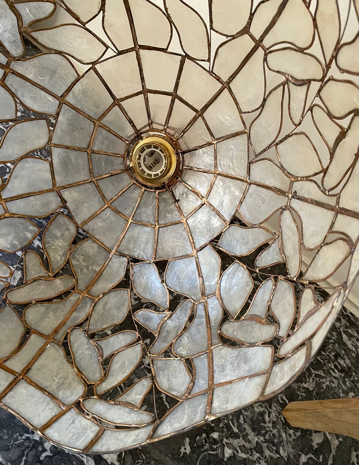 Mother-of-pearl and brass suspension