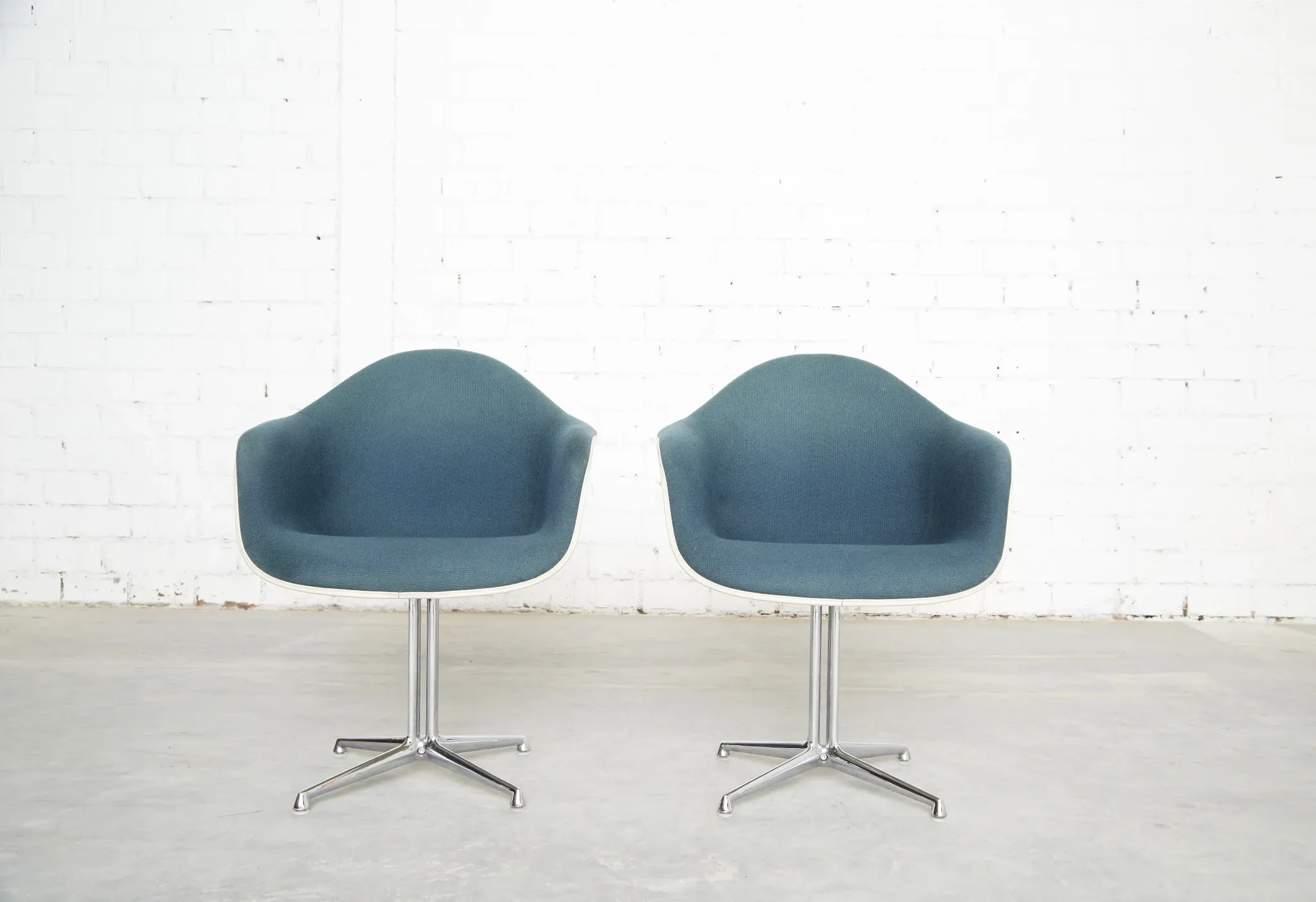 Pair dal la fonda fiberglas chair by charles & ray eames for vitra