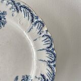 Lot de 6 assiettes plates anciennes en terre de fer, modèles dépareillés