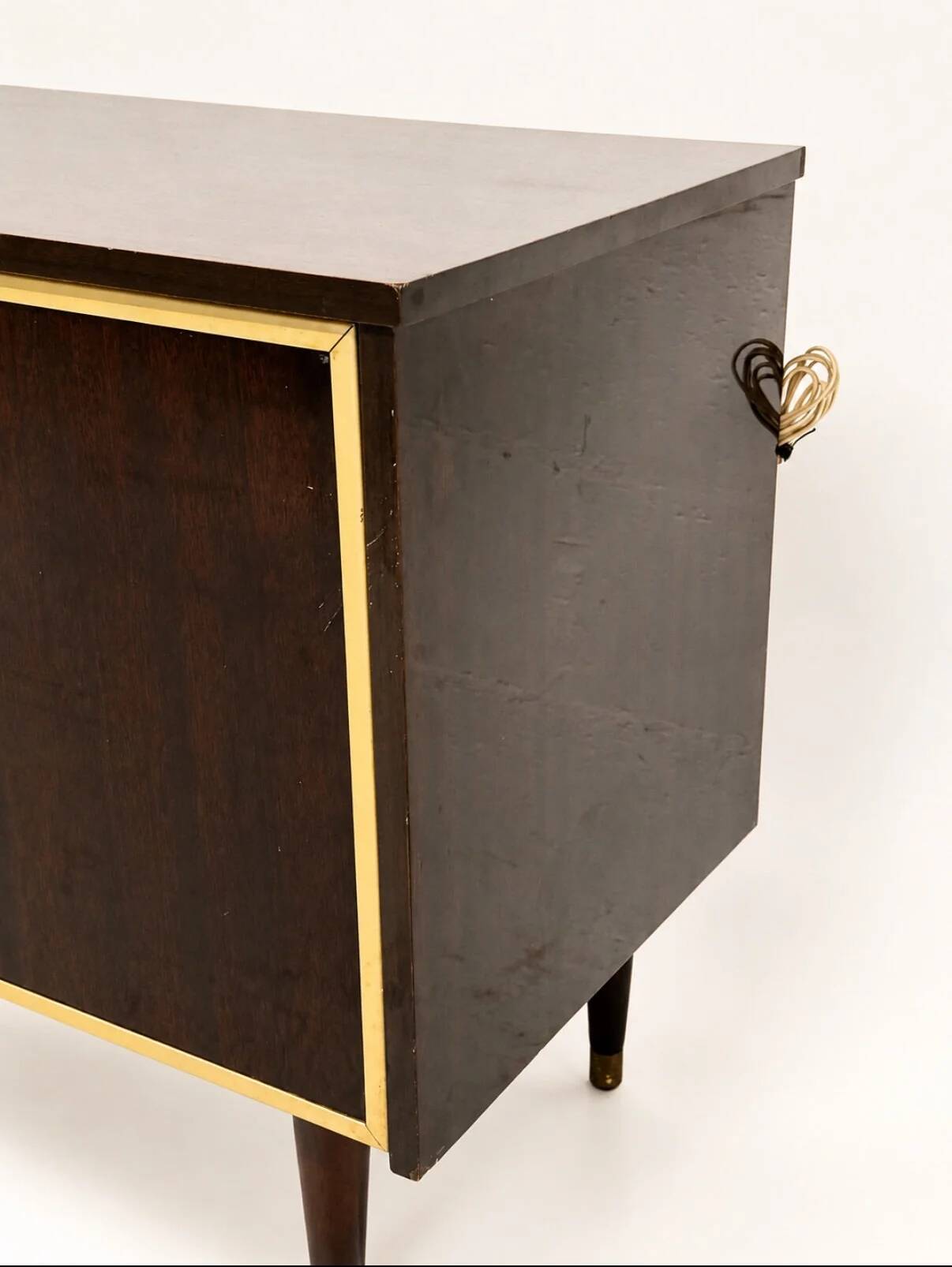 Meuble vitrine en bois et laiton mid-century avec éclairage intérieur