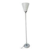 Lampe design unique d'Ingo Maurer. Lampadaire design M de Maurer. Verre à lait, fond transparent.