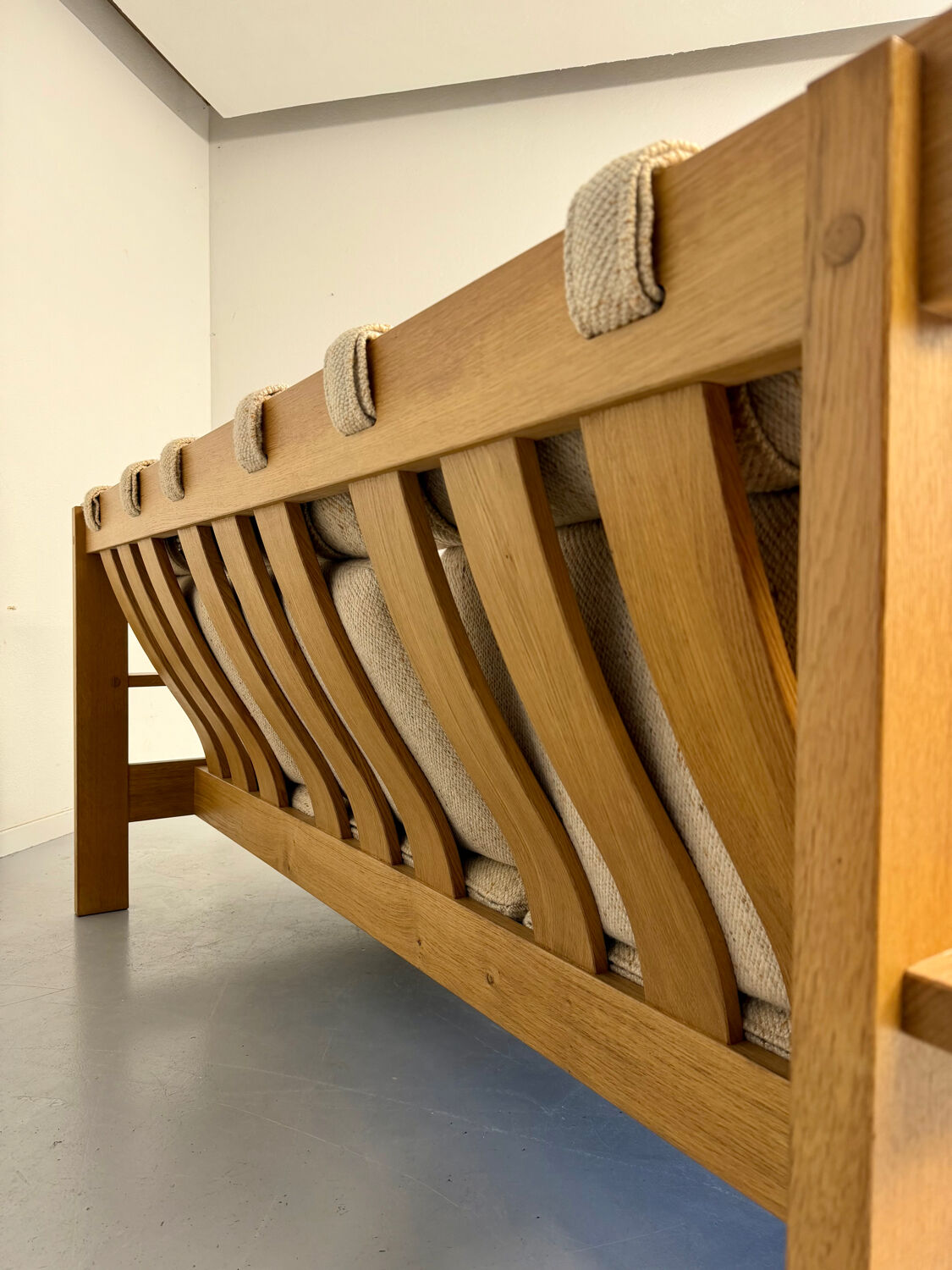 Three-seater canapé in solid oak with Scandinavian design fabric from the 1970s.