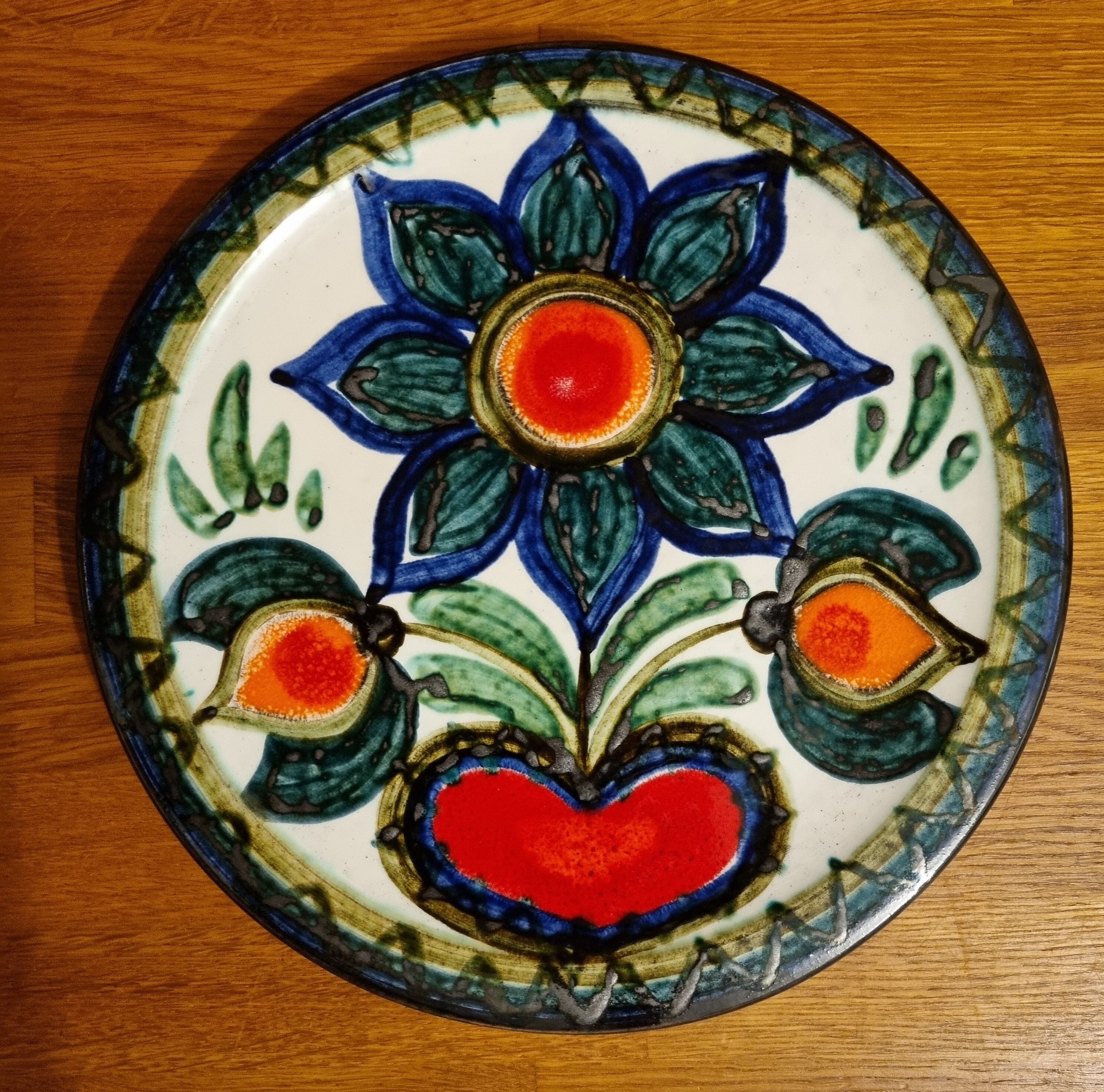 Decorative plate 70s Stylized flower and heart pattern
