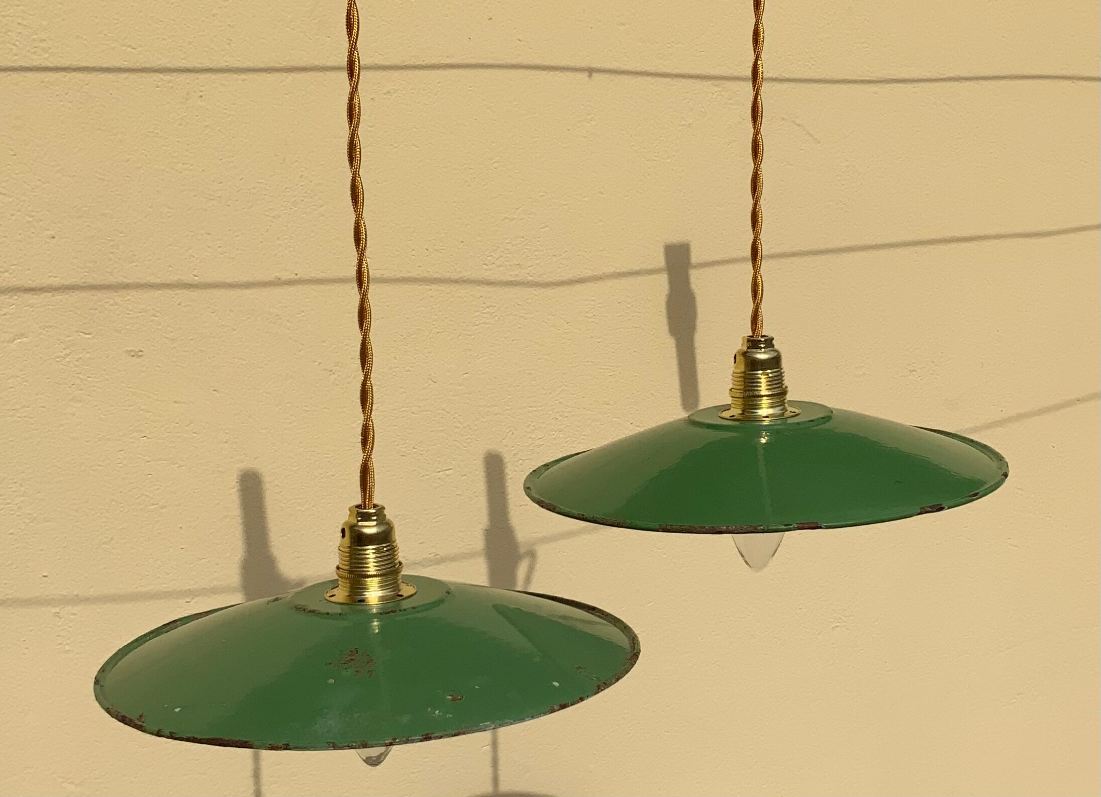 Pair of suspension in green and white enamelled sheet metal firm style indus braided golden threads
