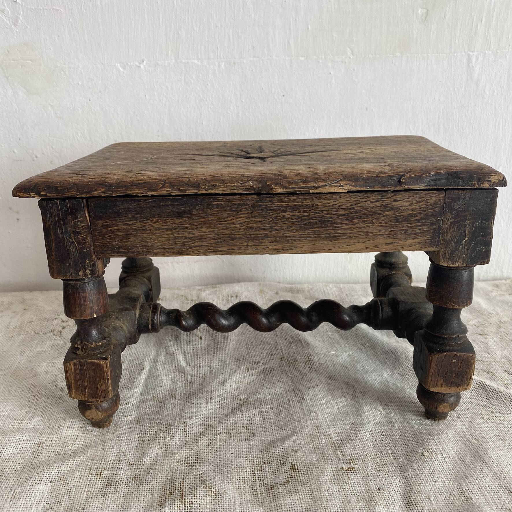 Tabouret bas ancien brodeuse en bois tourné