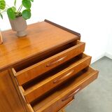 Teak kast met schuine poten en lades uit Zweden