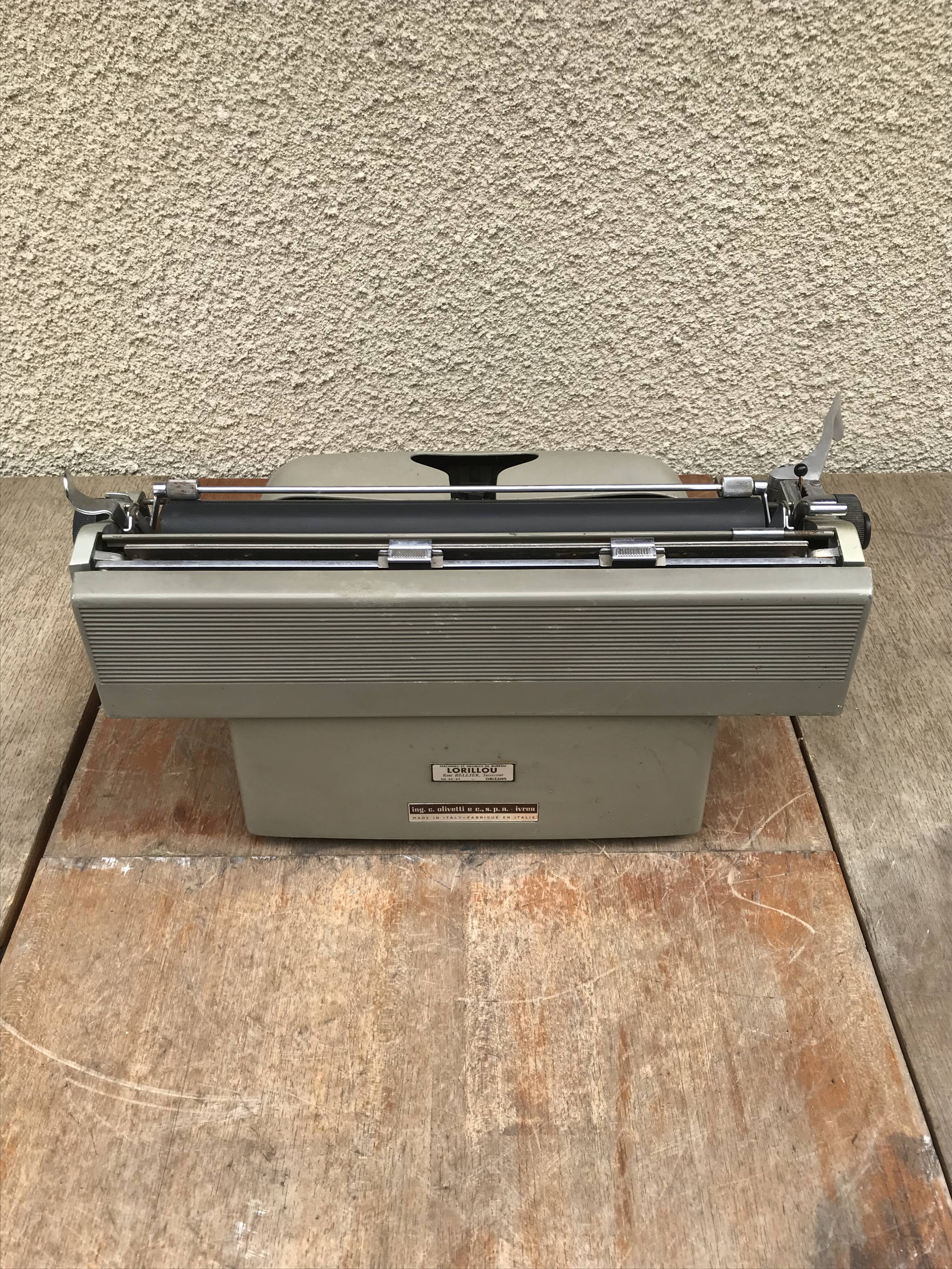 Machine à ecrire Olivetti Lexikon 80 métal gris avec housse vintage