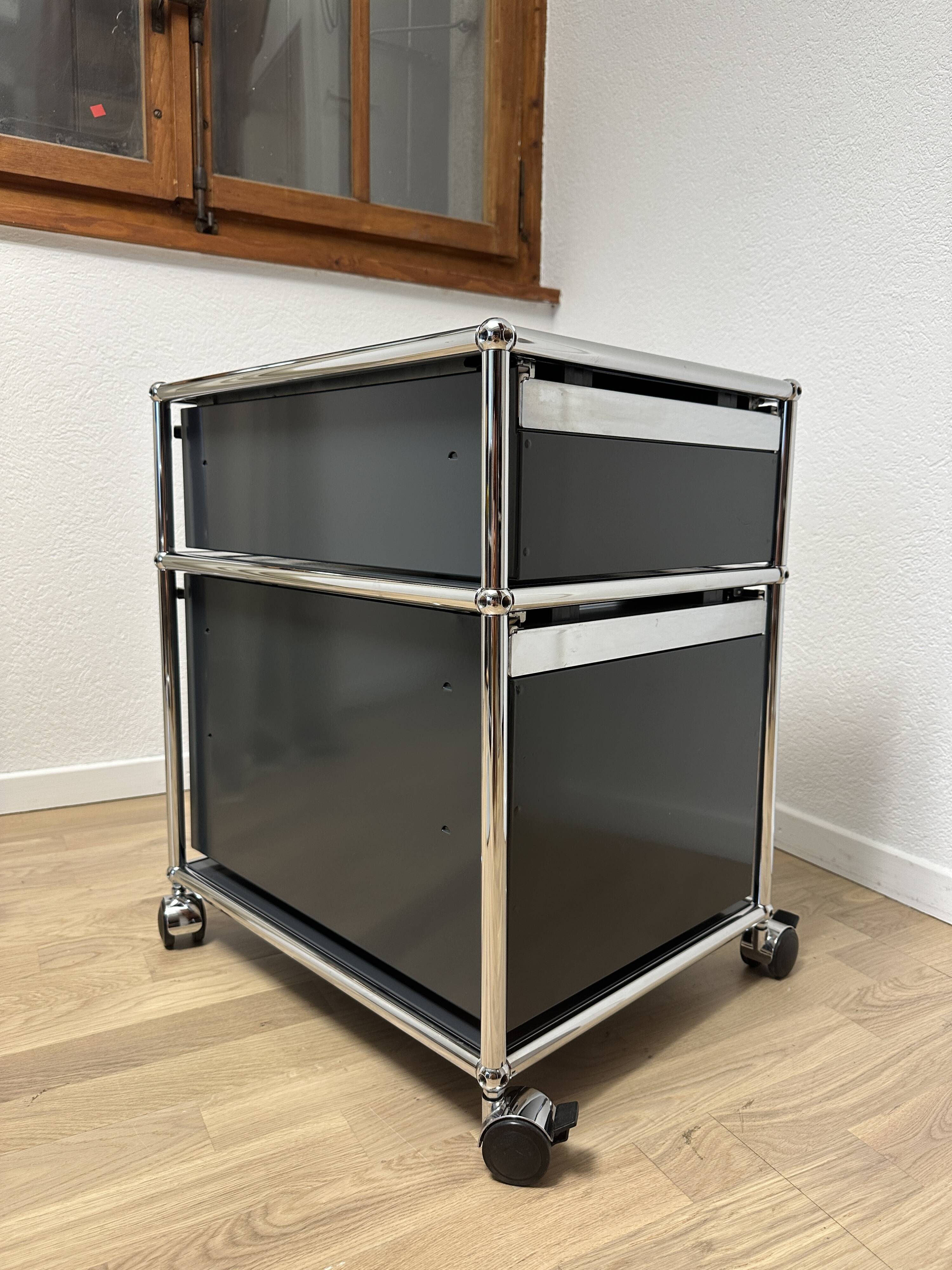 USM Haller wheeled cabinet in Anthracite Grey