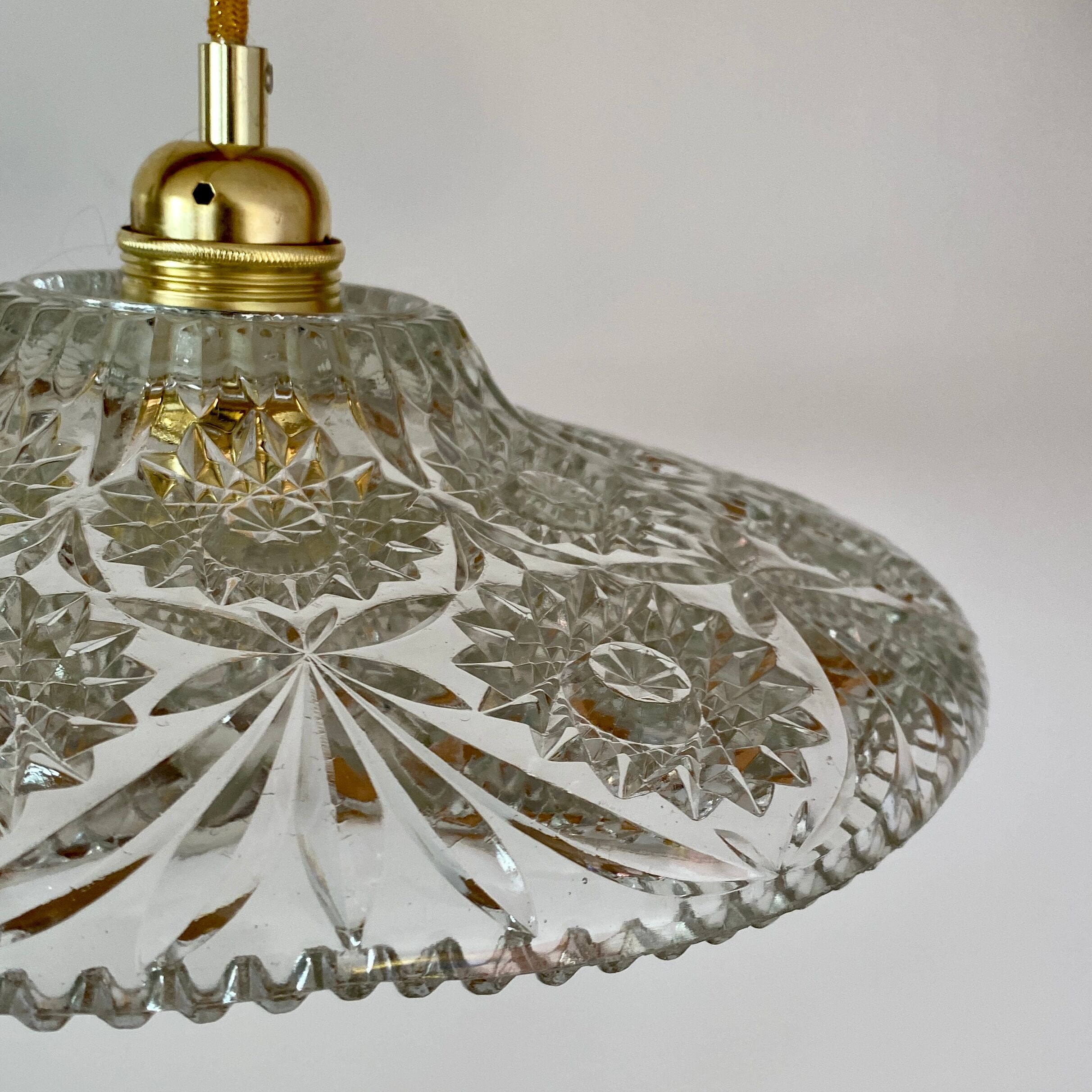 Suspension abat-jour vintage en verre ciselé