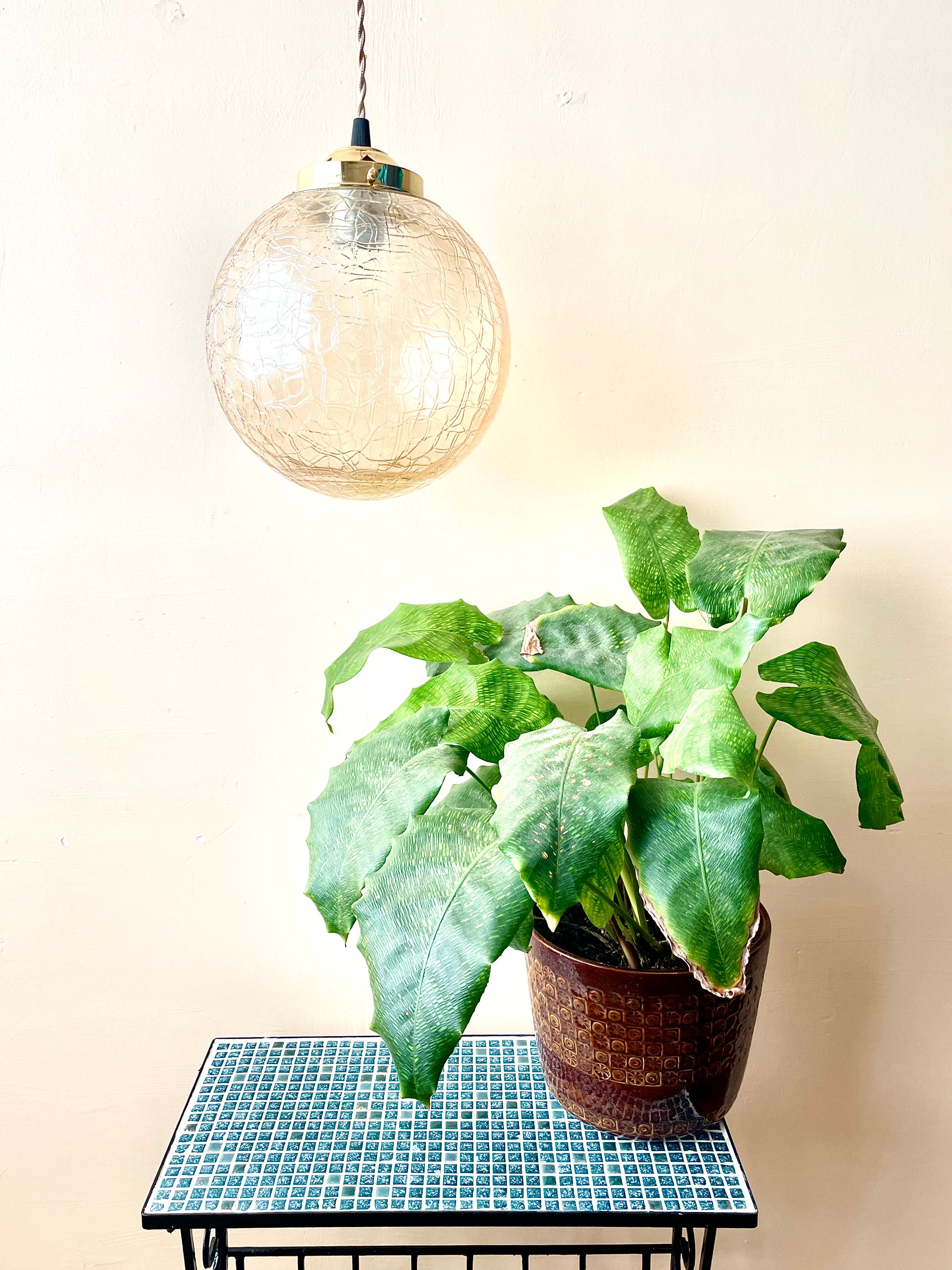 Amber glass ball suspension