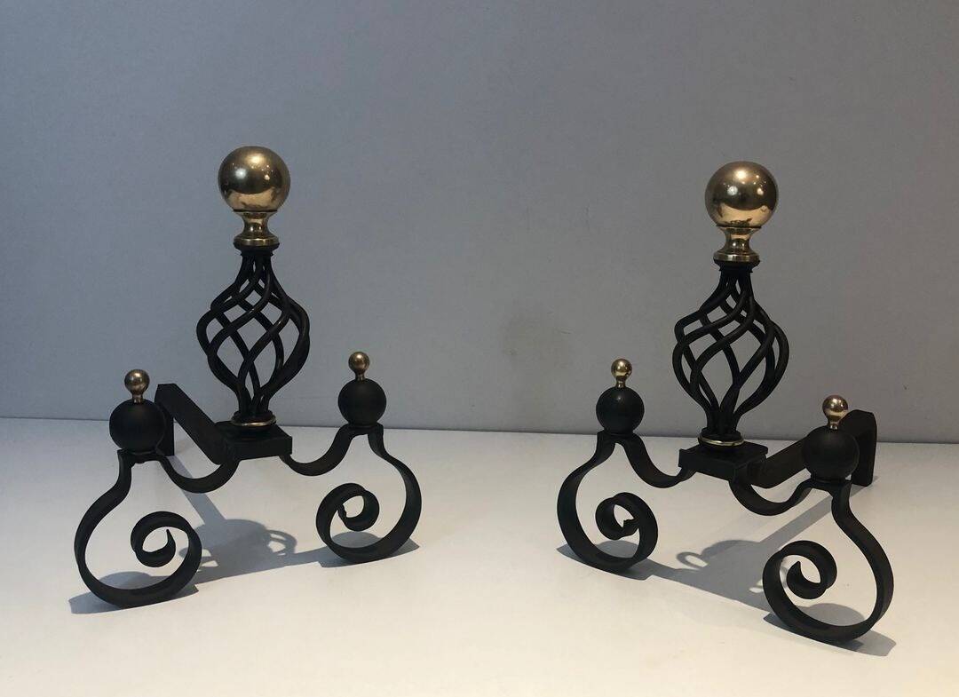 Paire de Chenets en Fer Forgé à Boules de Laiton Poli et Corps en Cage Ajou