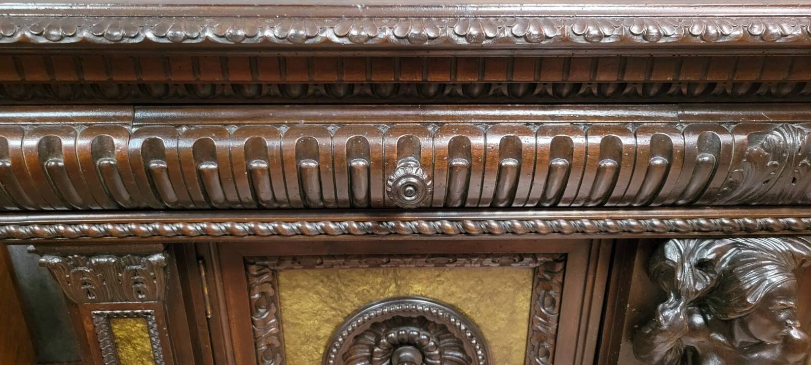 Buffet cabinet style Renaissance a caches secretes en noyer et orme époque