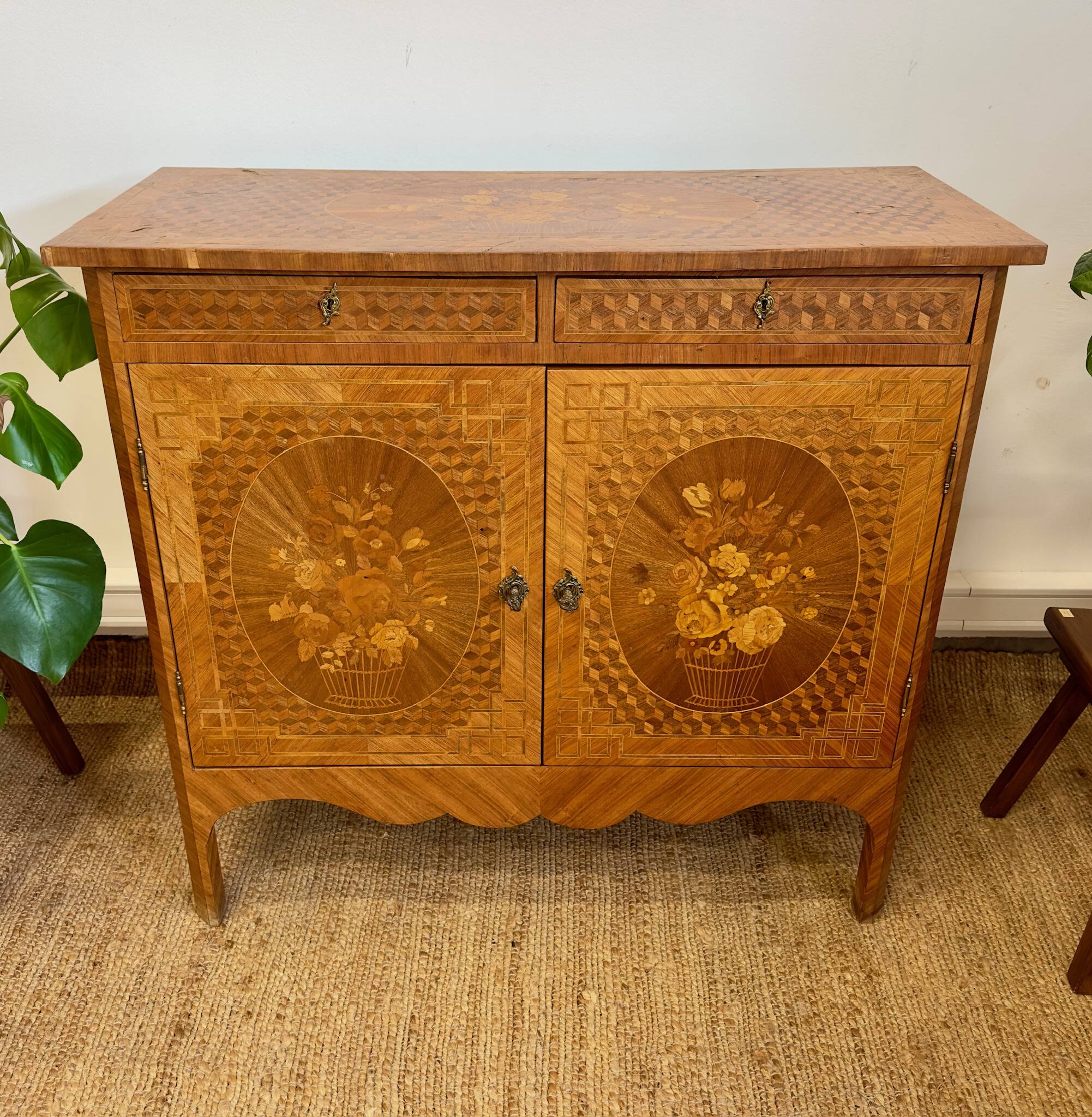 Commode en bois marqueté – Décor floral
