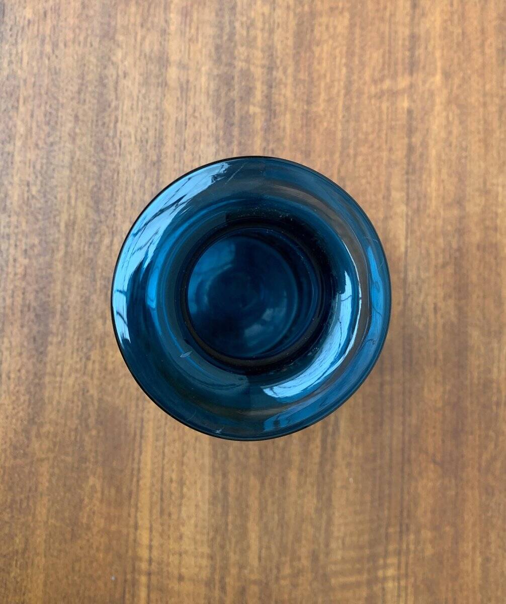 Vase en verre bleu vintage avec ornement de sceau