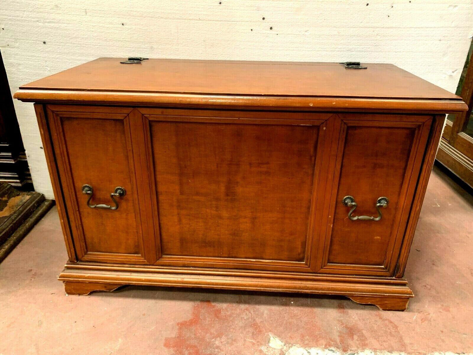 Coffre bar en bois naturel XX siècle