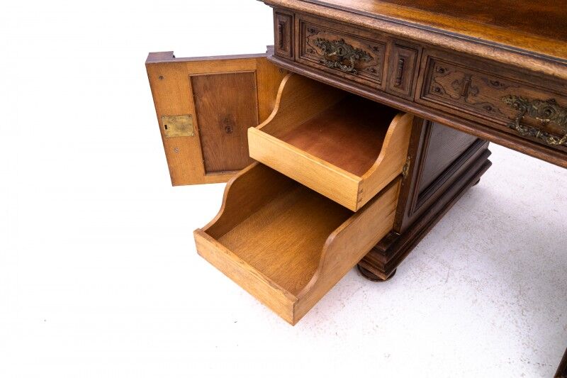 Bureau de style Renaissance antique, France, vers 1880.