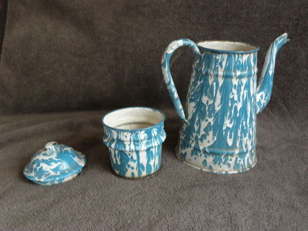 Cafetière vintage en émail bleu ciel français