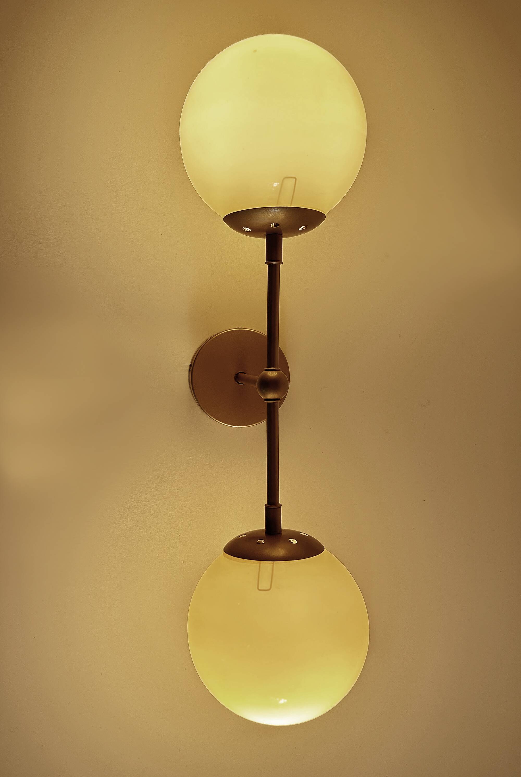 Paire de grandes appliques Art Déco en verre