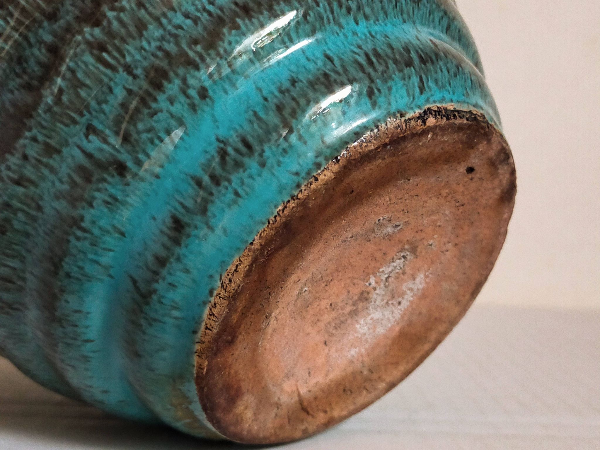 Ceramic planter with speckled enamel gadroons from the 1940s
