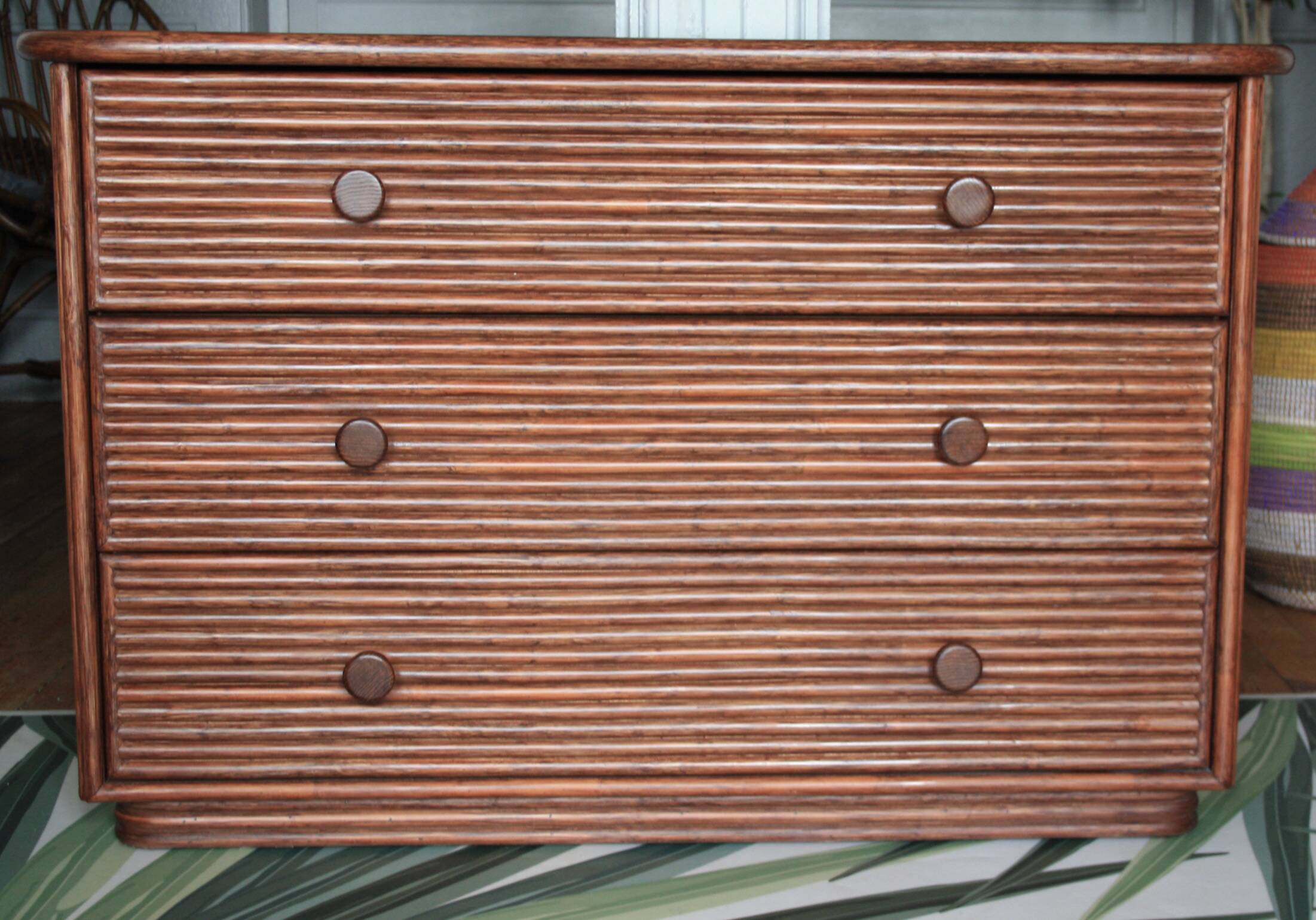 Commode en bois et rotin