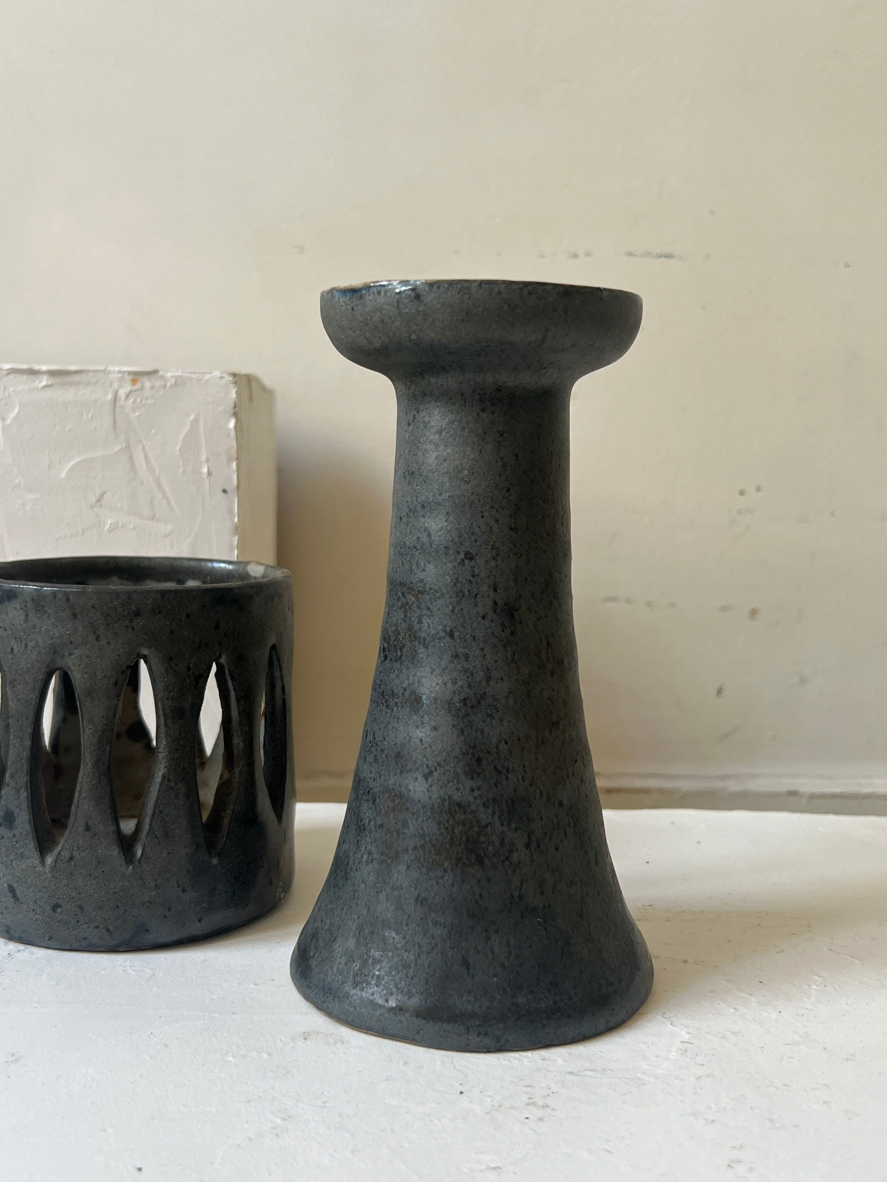 Bougeoir ajouré en gres noir bleuté, Goron Vivien 1970