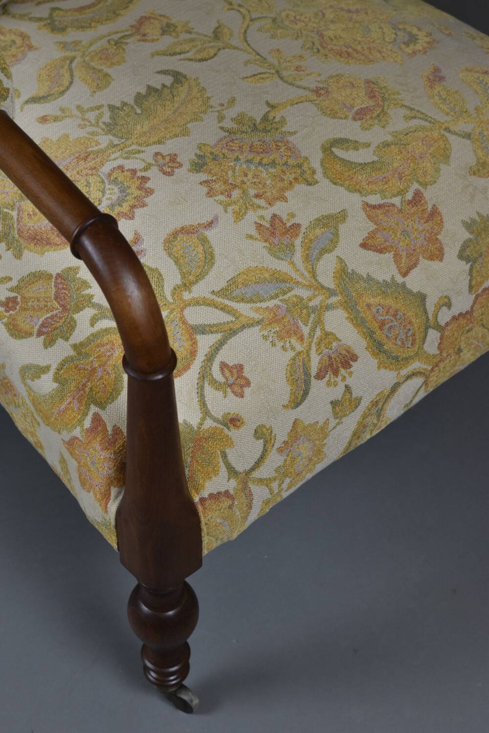 Paire de fauteuils édouardiens en hêtre, tissu vintage