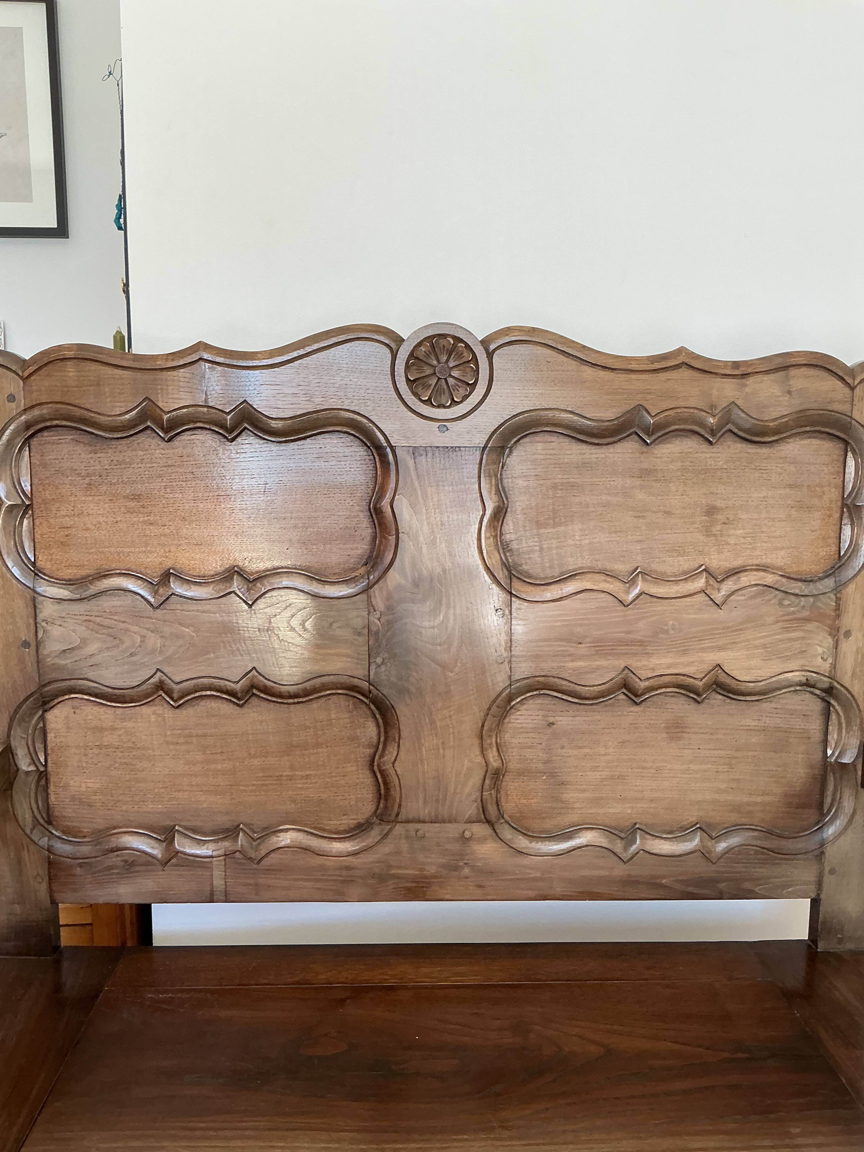 Bench / antique oak chest, closed Breton bed panels - North Finistère