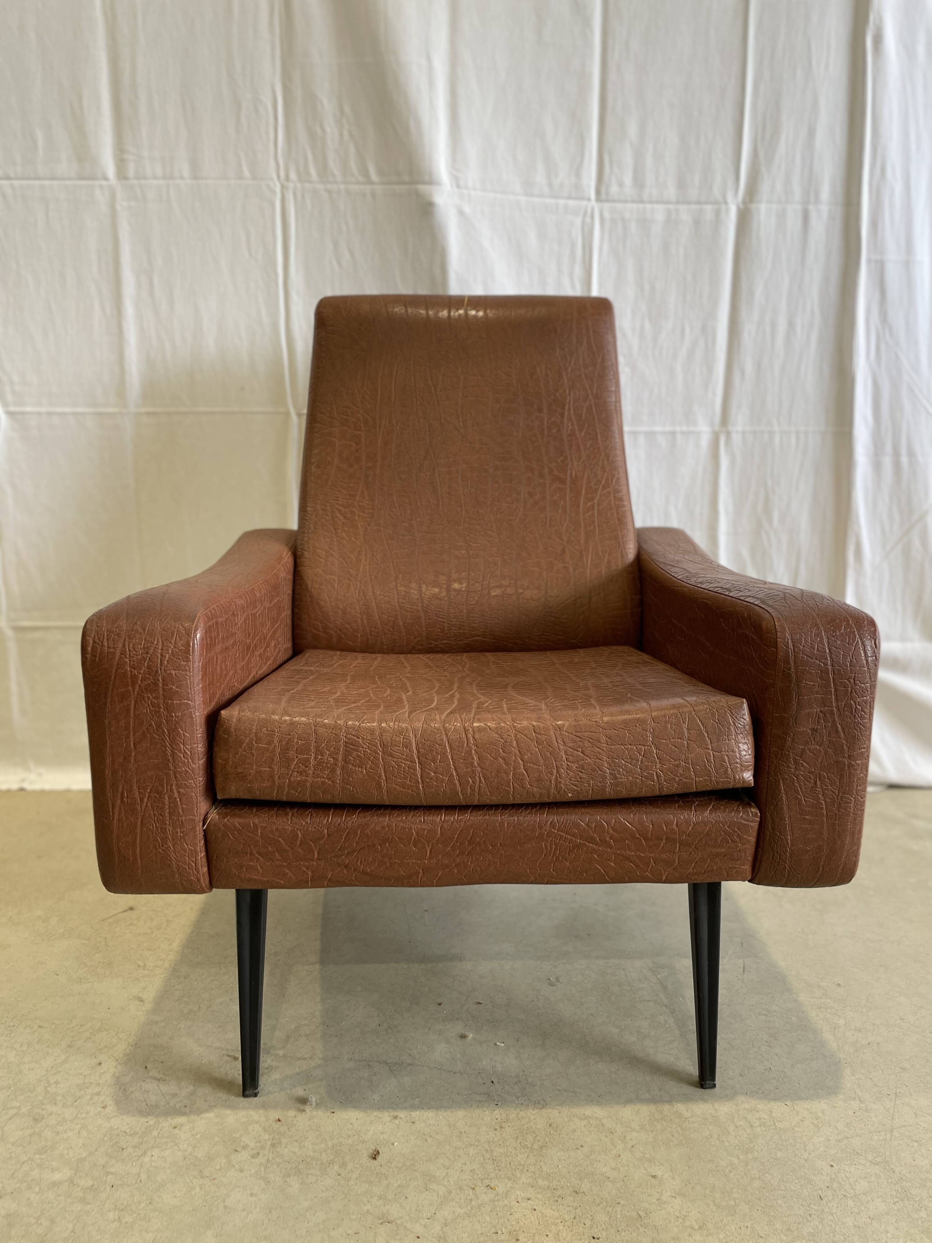 Retro armchair in brown skaï