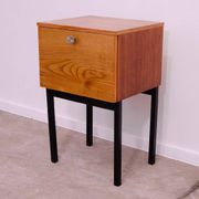 Table de chevet du milieu du siècle par UP Závody, table de nuit en noyer avec rangement.