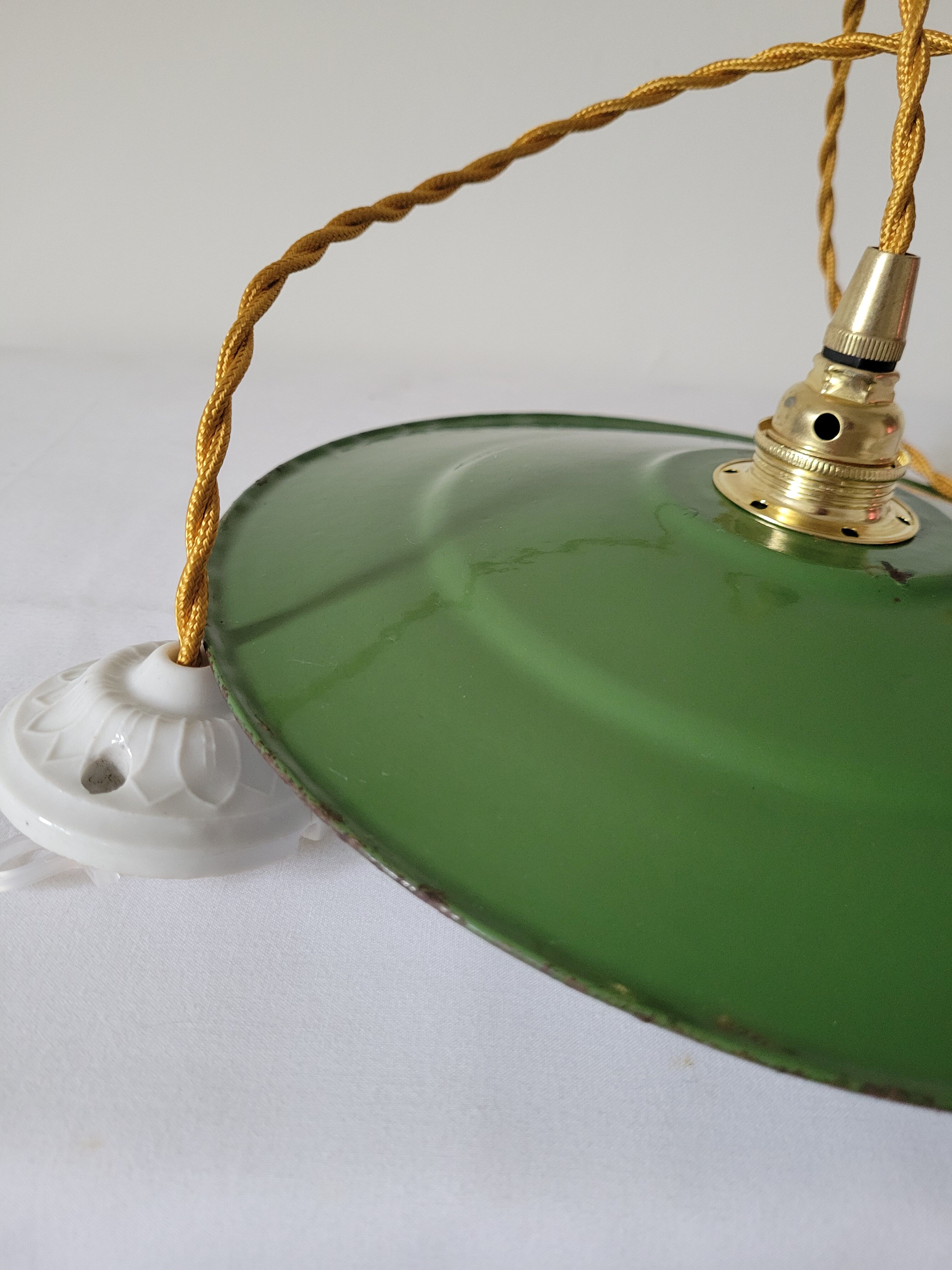 Green and white enamelled suspension