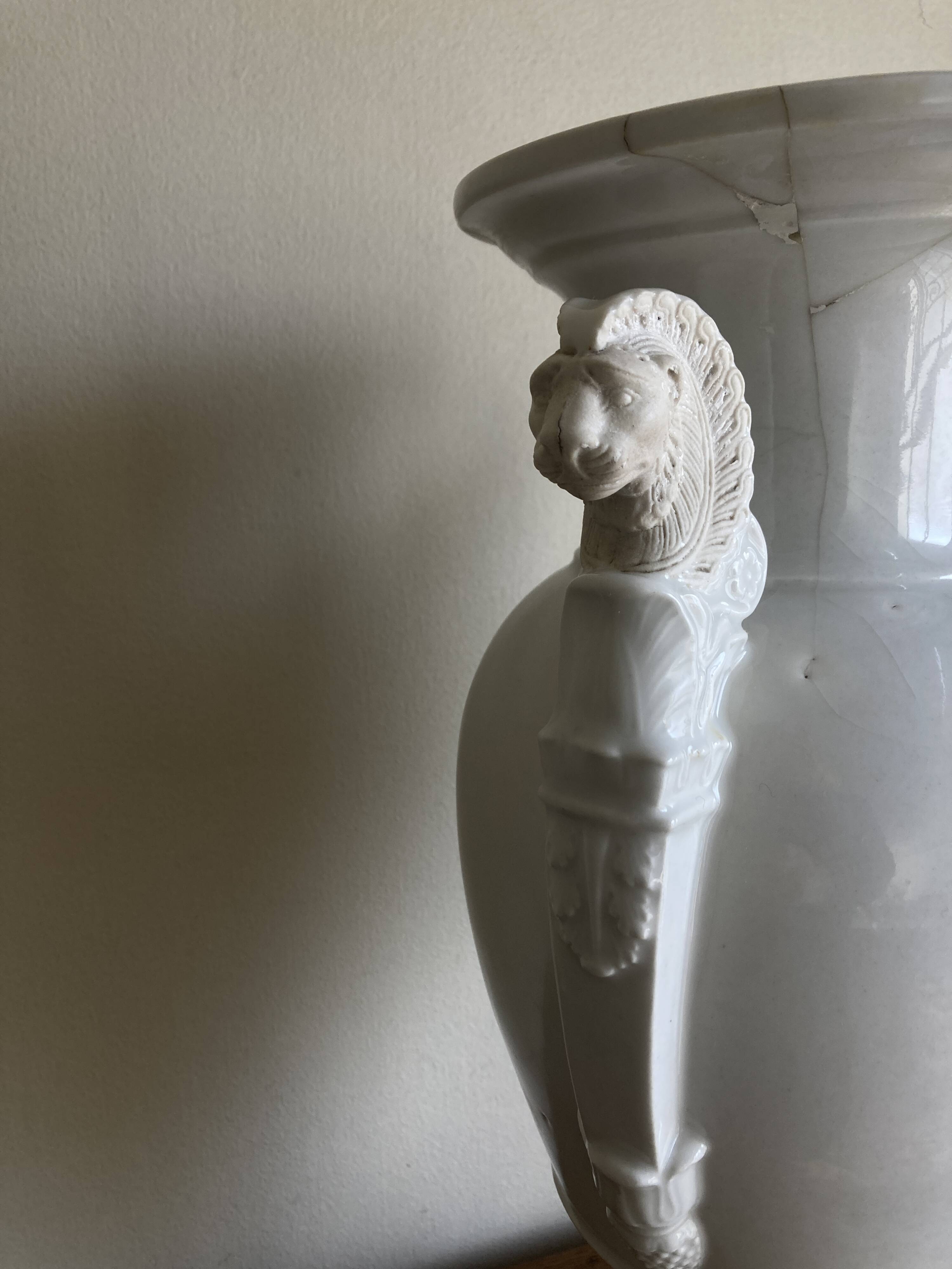 XXL white lion head neo-classical amphora vase from the Empire Consulate.