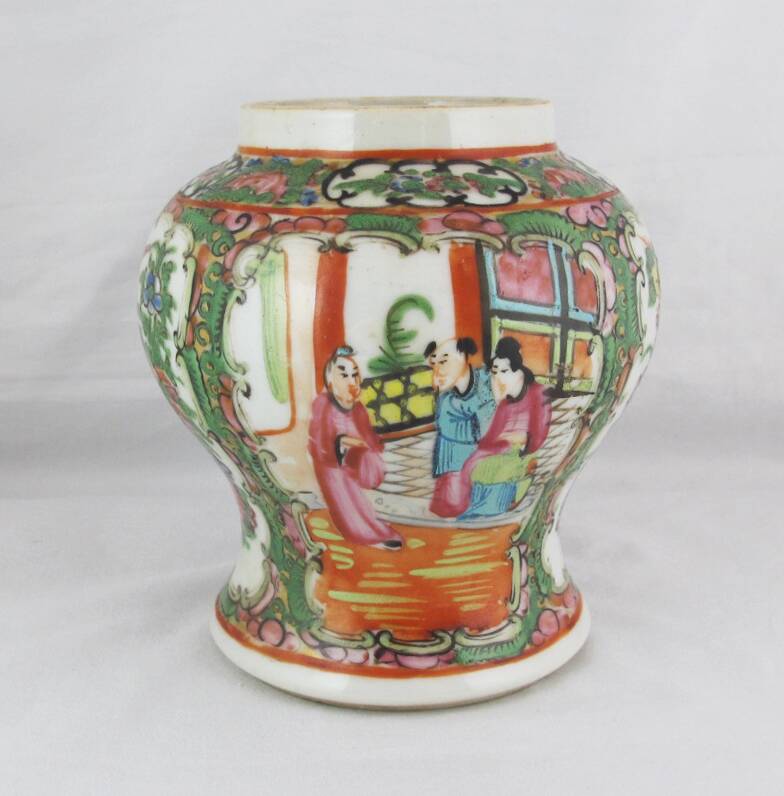 small Chinese vase in porcelain, famille rose, late 19th century