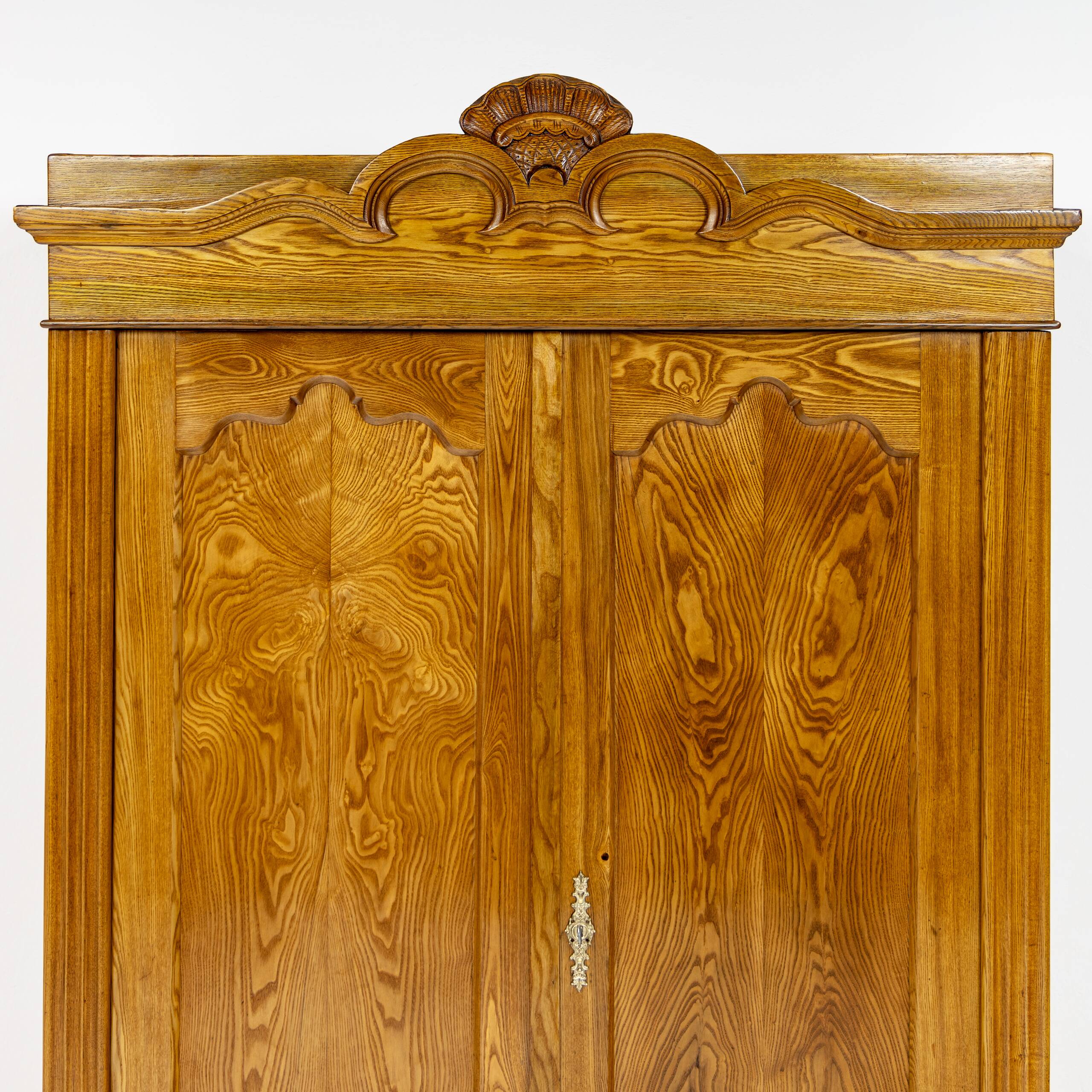 Armoire Louis-Philippe en frêne massif - 1835-1850