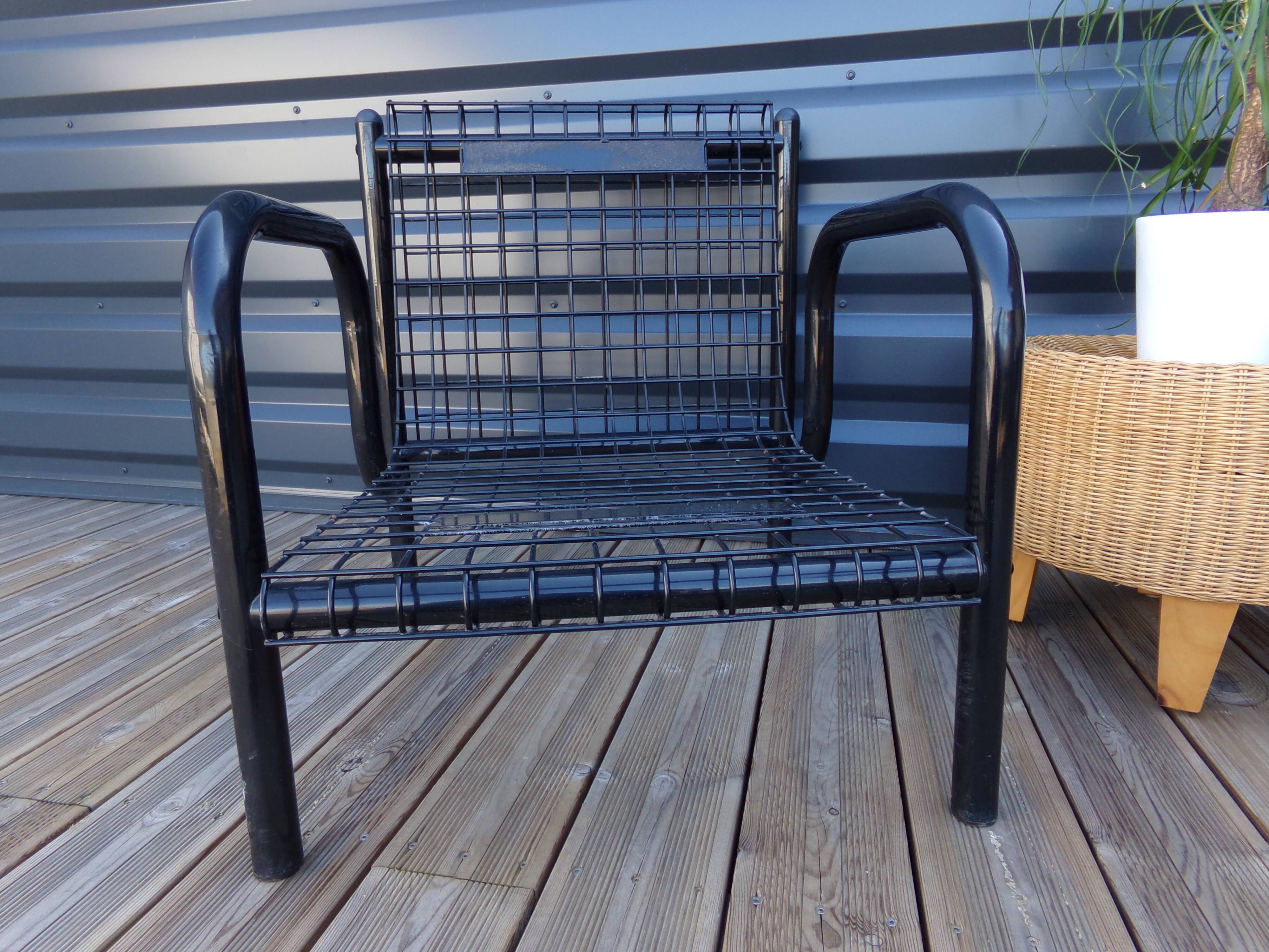 Duo de fauteuils noirs "grillage" en métal