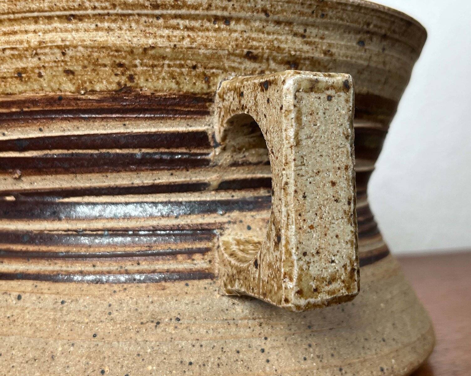 Bol de poterie d'atelier danois moderne du milieu du siècle par Tue Poulsen pour Tue Keramik, années 1960