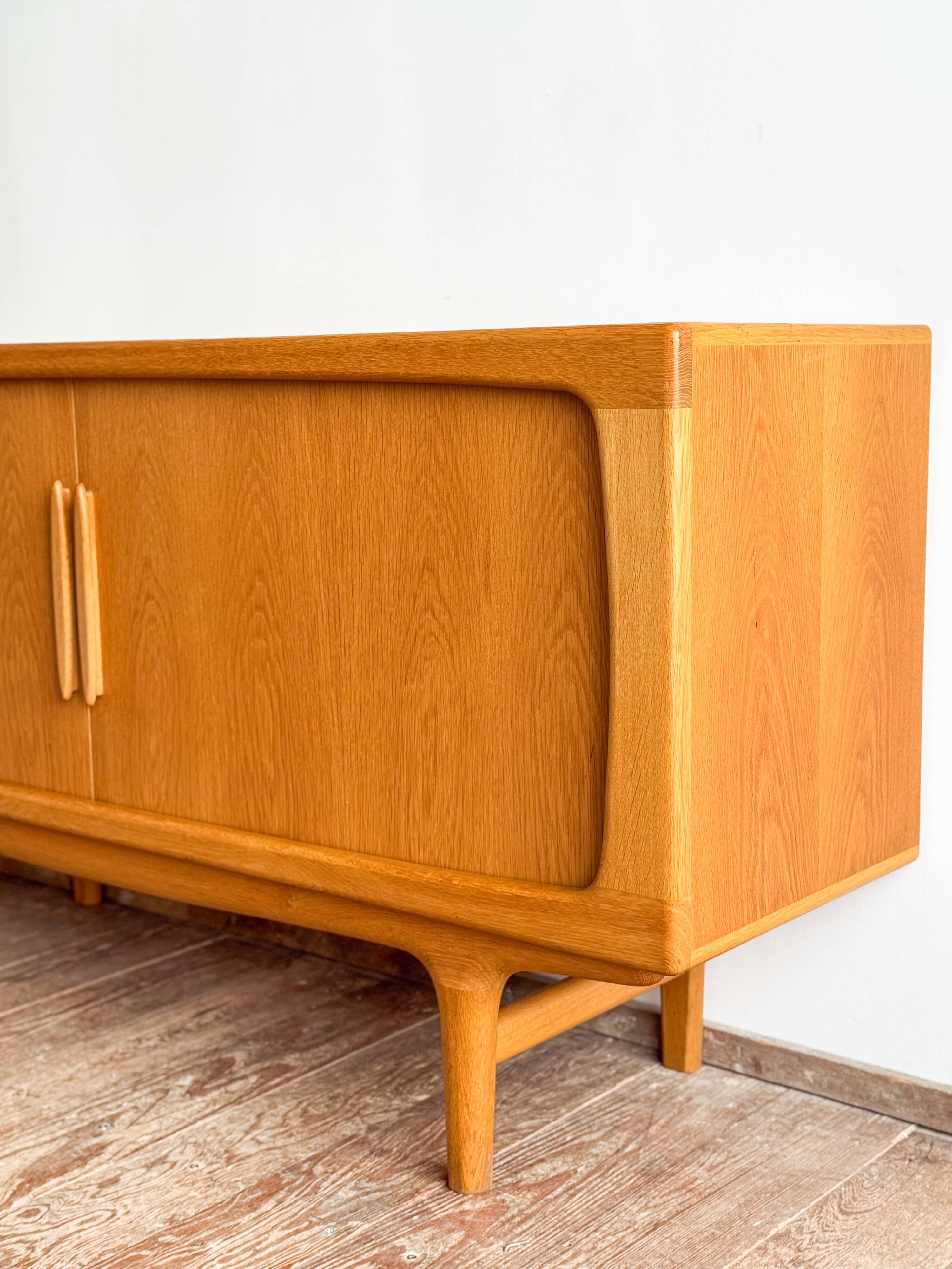 Buffet scandinave Johannes Andersen modèle 240 en chêne, Danemark