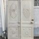 Paire de portes identiques avec moulure bois